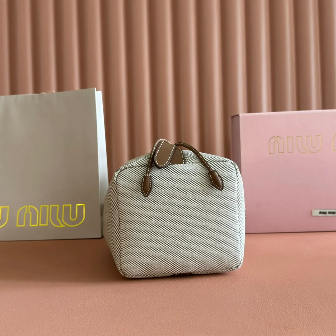 p1300💋💋💋【Full set of packaging at the counter】5BE089 Canvas Bucket Bag This canvas and leather bucket bag from Miu family is intertwined with contrasting materials and colors, highlighting its unique design features. The letter logo adds a unique personality to the design of this bag. Adjustable leather handles Gold-plated hardware Leather letter logo on front Leather drawstring closure Linen fabric lining Model: 5BE090 Dimensions: Height 16cm Width 22.5cm Length 14cm
