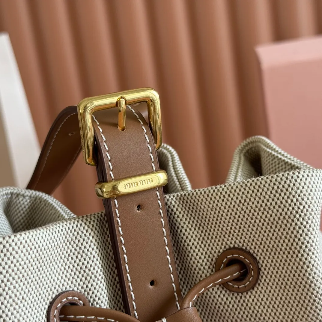 p1300💋💋💋【Full set of packaging at the counter】5BE089 Canvas Bucket Bag This canvas and leather bucket bag from Miu family is intertwined with contrasting materials and colors, highlighting its unique design features. The letter logo adds a unique personality to the design of this bag. Adjustable leather handles Gold-plated hardware Leather letter logo on front Leather drawstring closure Linen fabric lining Model: 5BE090 Dimensions: Height 16cm Width 22.5cm Length 14cm