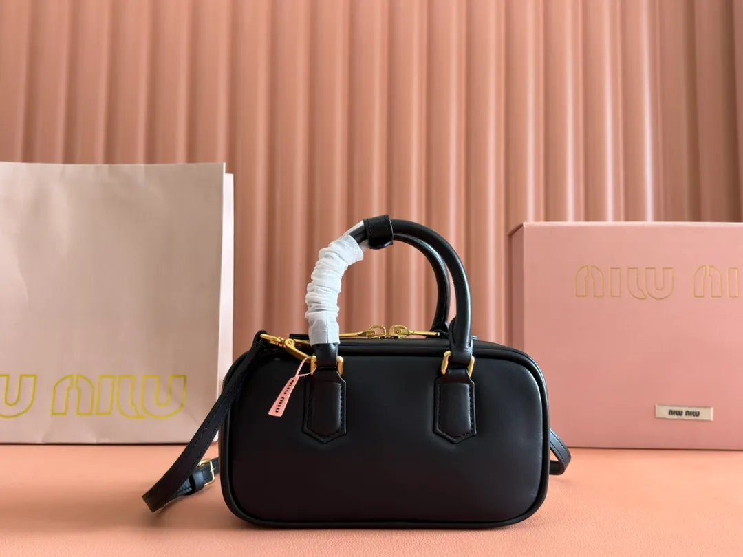 p1440💋💋💋【Equipment with counter full set of packaging, premium hardware and original leather】Arcadie cow leather mini (19cm) bowling handbag/crossbody bag ~ This Arcadic handbag demonstrates the unique concept that fashion is a tool that reflects reality and translates it into material form. The letter logo that complements the finish of the metal hardware accessories is exquisitely crafted and demonstrates a highly recognizable classic style. Dynamic and elegant lines with adjustable and detachable shoulder straps present a practical and versatile design with modern charm. ～Detachable and adjustable shoulder strap ～Zipper closure ～Painted metal letter logo on front ～Lined patch pocket Size: W19×H10×D5cm Number: _5BP176