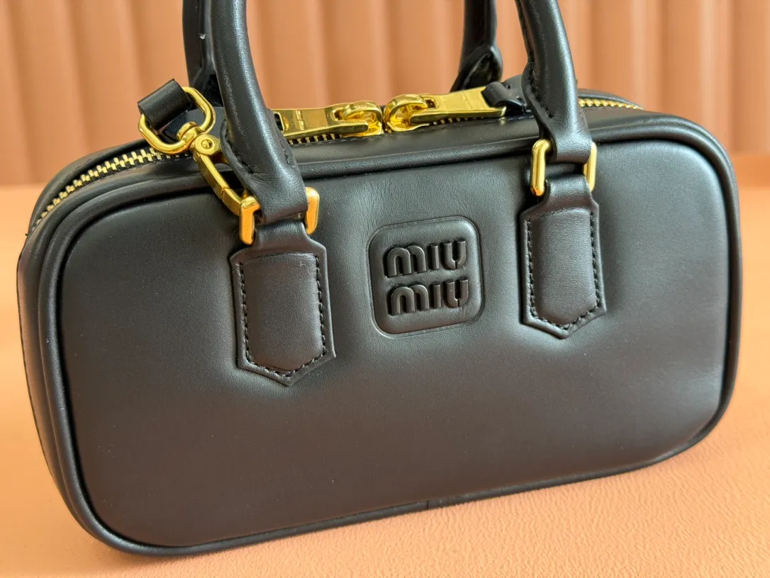 p1440💋💋💋【Equipment with counter full set of packaging, premium hardware and original leather】Arcadie cow leather mini (19cm) bowling handbag/crossbody bag ~ This Arcadic handbag demonstrates the unique concept that fashion is a tool that reflects reality and translates it into material form. The letter logo that complements the finish of the metal hardware accessories is exquisitely crafted and demonstrates a highly recognizable classic style. Dynamic and elegant lines with adjustable and detachable shoulder straps present a practical and versatile design with modern charm. ～Detachable and adjustable shoulder strap ～Zipper closure ～Painted metal letter logo on front ～Lined patch pocket Size: W19×H10×D5cm Number: _5BP176