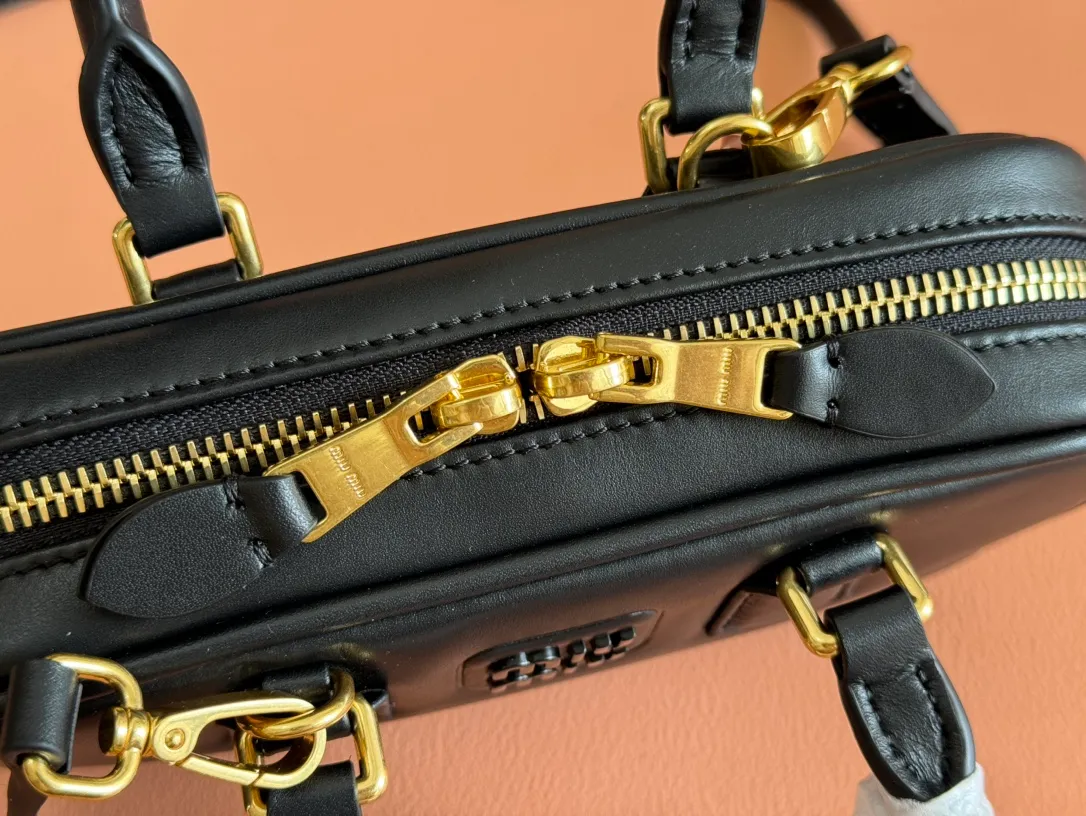 p1440💋💋💋【Equipment with counter full set of packaging, premium hardware and original leather】Arcadie cow leather mini (19cm) bowling handbag/crossbody bag ~ This Arcadic handbag demonstrates the unique concept that fashion is a tool that reflects reality and translates it into material form. The letter logo that complements the finish of the metal hardware accessories is exquisitely crafted and demonstrates a highly recognizable classic style. Dynamic and elegant lines with adjustable and detachable shoulder straps present a practical and versatile design with modern charm. ～Detachable and adjustable shoulder strap ～Zipper closure ～Painted metal letter logo on front ～Lined patch pocket Size: W19×H10×D5cm Number: _5BP176