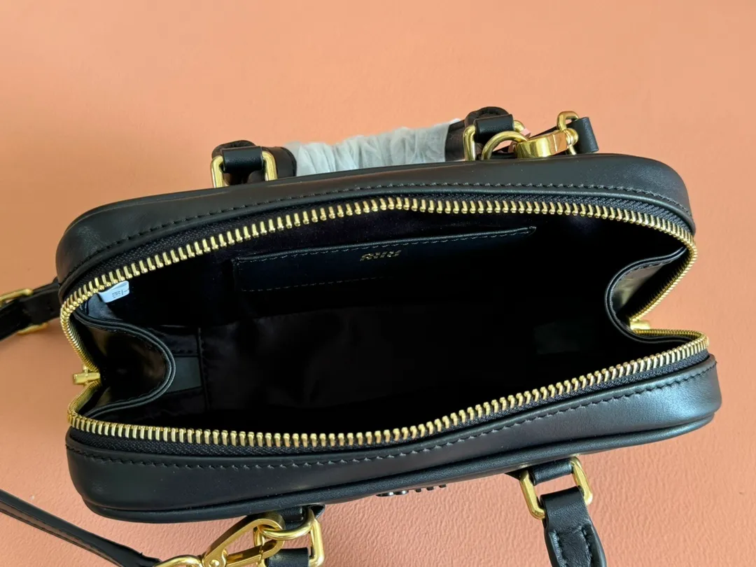 p1440💋💋💋【Equipment with counter full set of packaging, premium hardware and original leather】Arcadie cow leather mini (19cm) bowling handbag/crossbody bag ~ This Arcadic handbag demonstrates the unique concept that fashion is a tool that reflects reality and translates it into material form. The letter logo that complements the finish of the metal hardware accessories is exquisitely crafted and demonstrates a highly recognizable classic style. Dynamic and elegant lines with adjustable and detachable shoulder straps present a practical and versatile design with modern charm. ～Detachable and adjustable shoulder strap ～Zipper closure ～Painted metal letter logo on front ～Lined patch pocket Size: W19×H10×D5cm Number: _5BP176