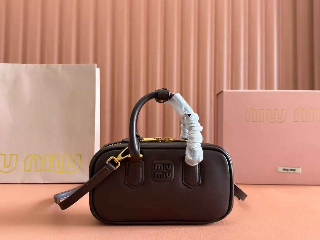p1440💋💋💋【Equipment with counter full set of packaging, premium hardware and original leather】Arcadie cow leather mini (19cm) bowling handbag/crossbody bag ~ This Arcadic handbag demonstrates the unique concept that fashion is a tool that reflects reality and translates it into material form. The letter logo that complements the finish of the metal hardware accessories is exquisitely crafted and demonstrates a highly recognizable classic style. Dynamic and elegant lines with adjustable and detachable shoulder straps present a practical and versatile design with modern charm. ～Detachable and adjustable shoulder strap ～Zipper closure ～Painted metal letter logo on front ～Lined patch pocket Size: W19×H10×D5cm Number: _5BP176