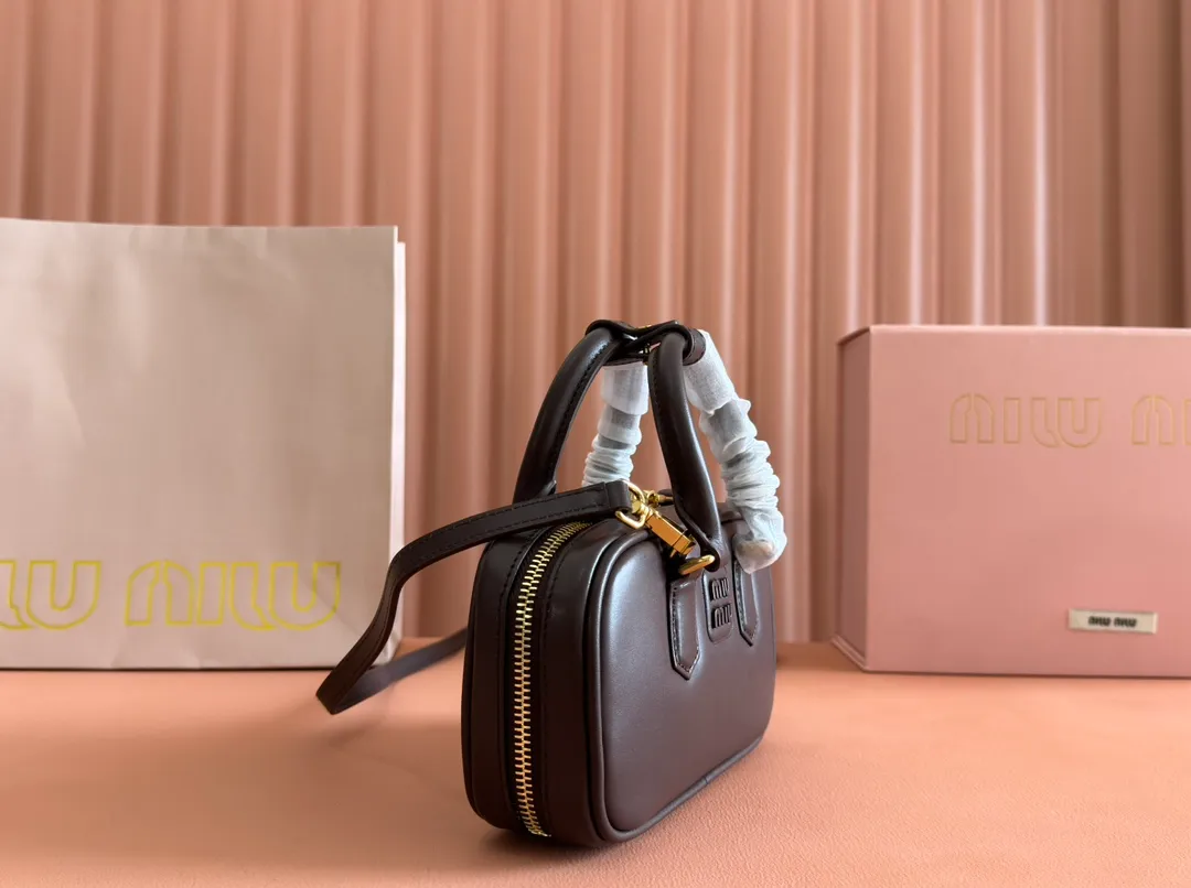 p1440💋💋💋【Equipment with counter full set of packaging, premium hardware and original leather】Arcadie cow leather mini (19cm) bowling handbag/crossbody bag ~ This Arcadic handbag demonstrates the unique concept that fashion is a tool that reflects reality and translates it into material form. The letter logo that complements the finish of the metal hardware accessories is exquisitely crafted and demonstrates a highly recognizable classic style. Dynamic and elegant lines with adjustable and detachable shoulder straps present a practical and versatile design with modern charm. ～Detachable and adjustable shoulder strap ～Zipper closure ～Painted metal letter logo on front ～Lined patch pocket Size: W19×H10×D5cm Number: _5BP176