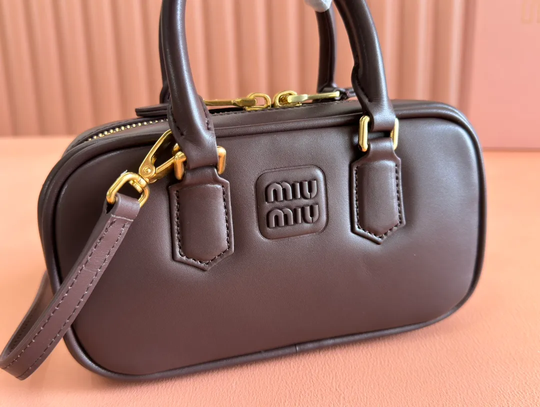 p1440💋💋💋【Equipment with counter full set of packaging, premium hardware and original leather】Arcadie cow leather mini (19cm) bowling handbag/crossbody bag ~ This Arcadic handbag demonstrates the unique concept that fashion is a tool that reflects reality and translates it into material form. The letter logo that complements the finish of the metal hardware accessories is exquisitely crafted and demonstrates a highly recognizable classic style. Dynamic and elegant lines with adjustable and detachable shoulder straps present a practical and versatile design with modern charm. ～Detachable and adjustable shoulder strap ～Zipper closure ～Painted metal letter logo on front ～Lined patch pocket Size: W19×H10×D5cm Number: _5BP176
