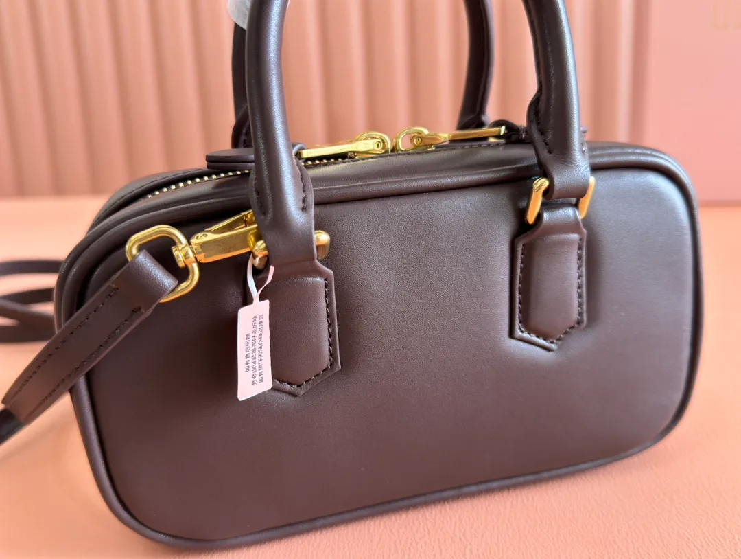 p1440💋💋💋【Equipment with counter full set of packaging, premium hardware and original leather】Arcadie cow leather mini (19cm) bowling handbag/crossbody bag ~ This Arcadic handbag demonstrates the unique concept that fashion is a tool that reflects reality and translates it into material form. The letter logo that complements the finish of the metal hardware accessories is exquisitely crafted and demonstrates a highly recognizable classic style. Dynamic and elegant lines with adjustable and detachable shoulder straps present a practical and versatile design with modern charm. ～Detachable and adjustable shoulder strap ～Zipper closure ～Painted metal letter logo on front ～Lined patch pocket Size: W19×H10×D5cm Number: _5BP176