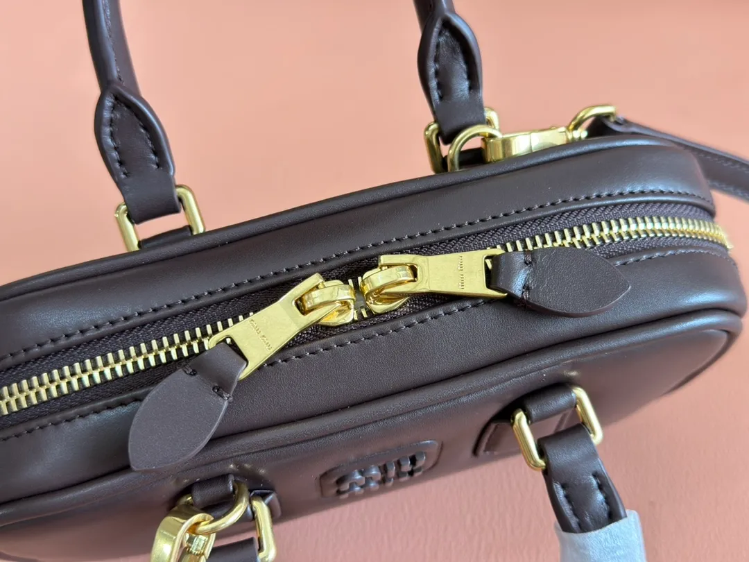 p1440💋💋💋【Equipment with counter full set of packaging, premium hardware and original leather】Arcadie cow leather mini (19cm) bowling handbag/crossbody bag ~ This Arcadic handbag demonstrates the unique concept that fashion is a tool that reflects reality and translates it into material form. The letter logo that complements the finish of the metal hardware accessories is exquisitely crafted and demonstrates a highly recognizable classic style. Dynamic and elegant lines with adjustable and detachable shoulder straps present a practical and versatile design with modern charm. ～Detachable and adjustable shoulder strap ～Zipper closure ～Painted metal letter logo on front ～Lined patch pocket Size: W19×H10×D5cm Number: _5BP176
