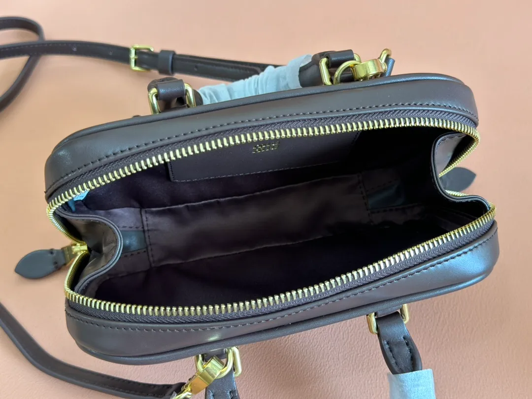 p1440💋💋💋【Equipment with counter full set of packaging, premium hardware and original leather】Arcadie cow leather mini (19cm) bowling handbag/crossbody bag ~ This Arcadic handbag demonstrates the unique concept that fashion is a tool that reflects reality and translates it into material form. The letter logo that complements the finish of the metal hardware accessories is exquisitely crafted and demonstrates a highly recognizable classic style. Dynamic and elegant lines with adjustable and detachable shoulder straps present a practical and versatile design with modern charm. ～Detachable and adjustable shoulder strap ～Zipper closure ～Painted metal letter logo on front ～Lined patch pocket Size: W19×H10×D5cm Number: _5BP176