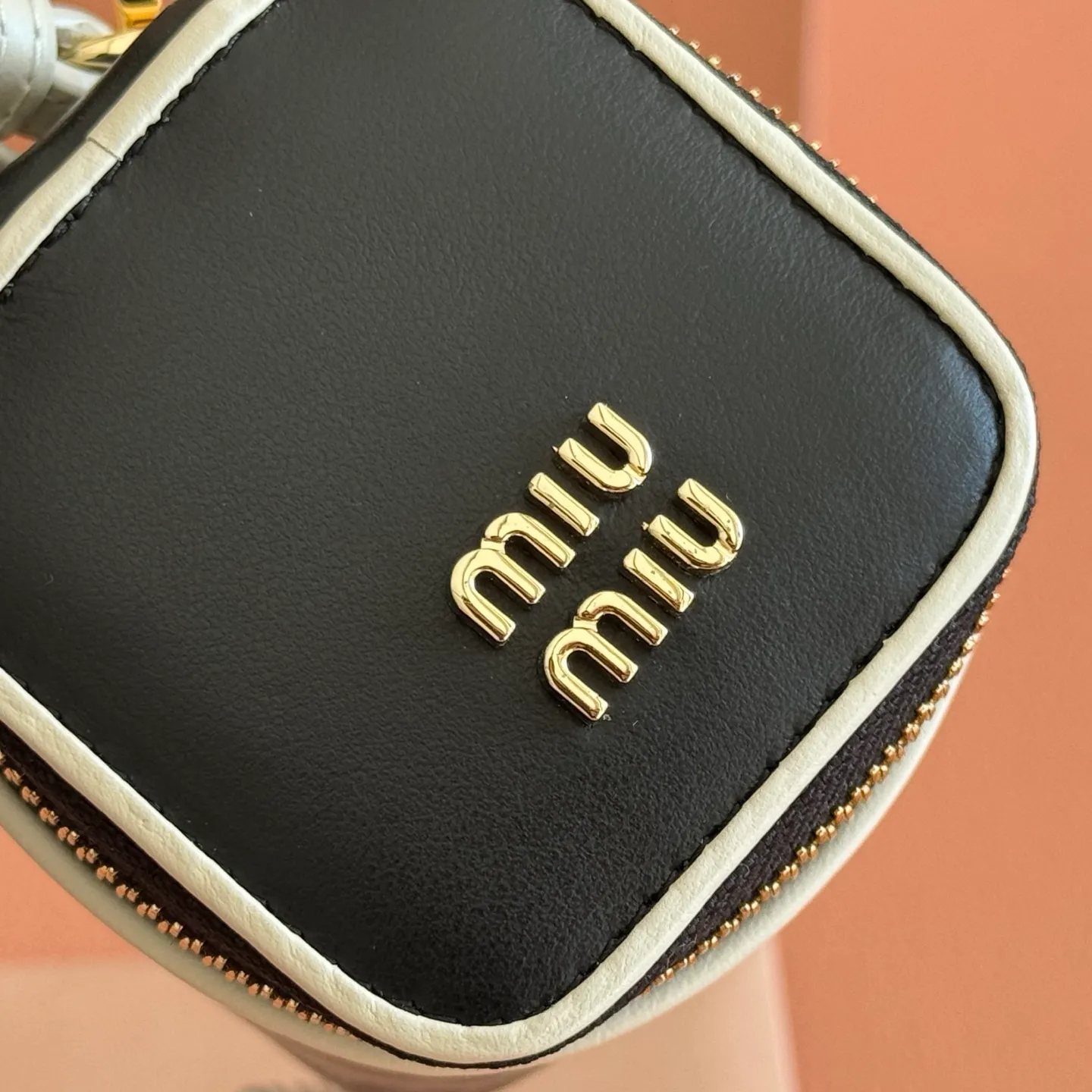 p640 [Special grade hardware original leather] ~ White and black imported cow leather pendant. This pendant has a simple cubic shape, exquisite color matching, and is embellished with a metal letter logo. It is a perfect accessory to match with handbags and can add some unique personality to your look. -With loop -Comes with mini pouch -Embossed letter logo Dimensions: w6×h6×d4cm Number: 5TL527