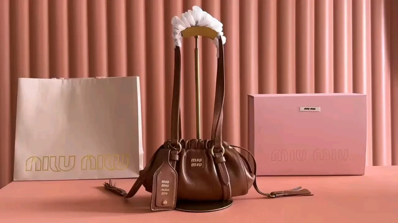 p1400💋💋💋【Full set of packaging at the counter】25 new JIOE medieval armpit dumpling bags, brand new sheepskin, with steel aged metal hardware, high-end and elegant texture, the bag mouth is designed with a drawstring girdle, the fine ruffled lace is three-dimensional and playful, high-end yet lazy and casual, the unique design looks good on anyone who uses it Model: 5BP178 Size: 22*7*15