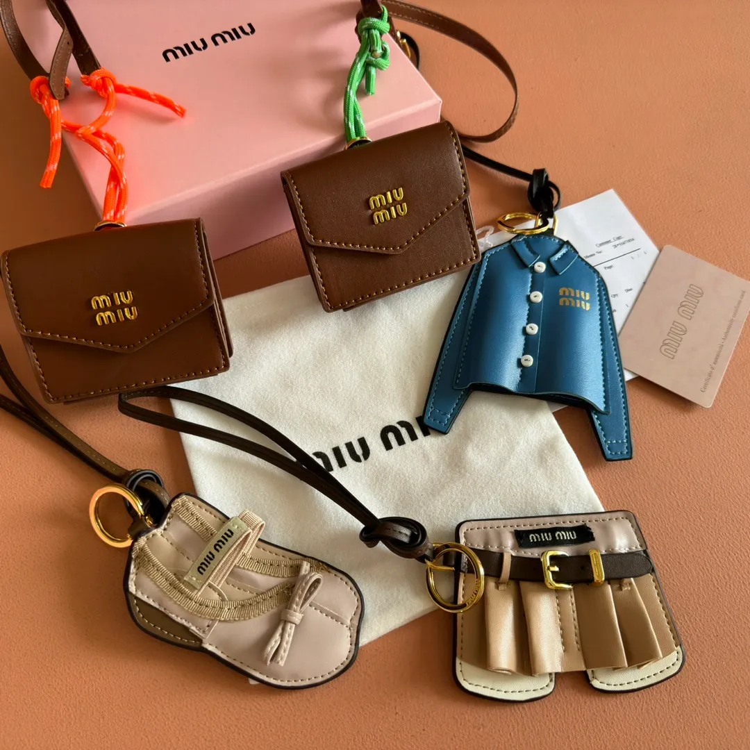miumiu cowhide key chain, counter synchronized, original customization, the most beautiful item, full of high-end feel, the overall details are very surprising, elegant and fashionable, highlighting the French elegance.