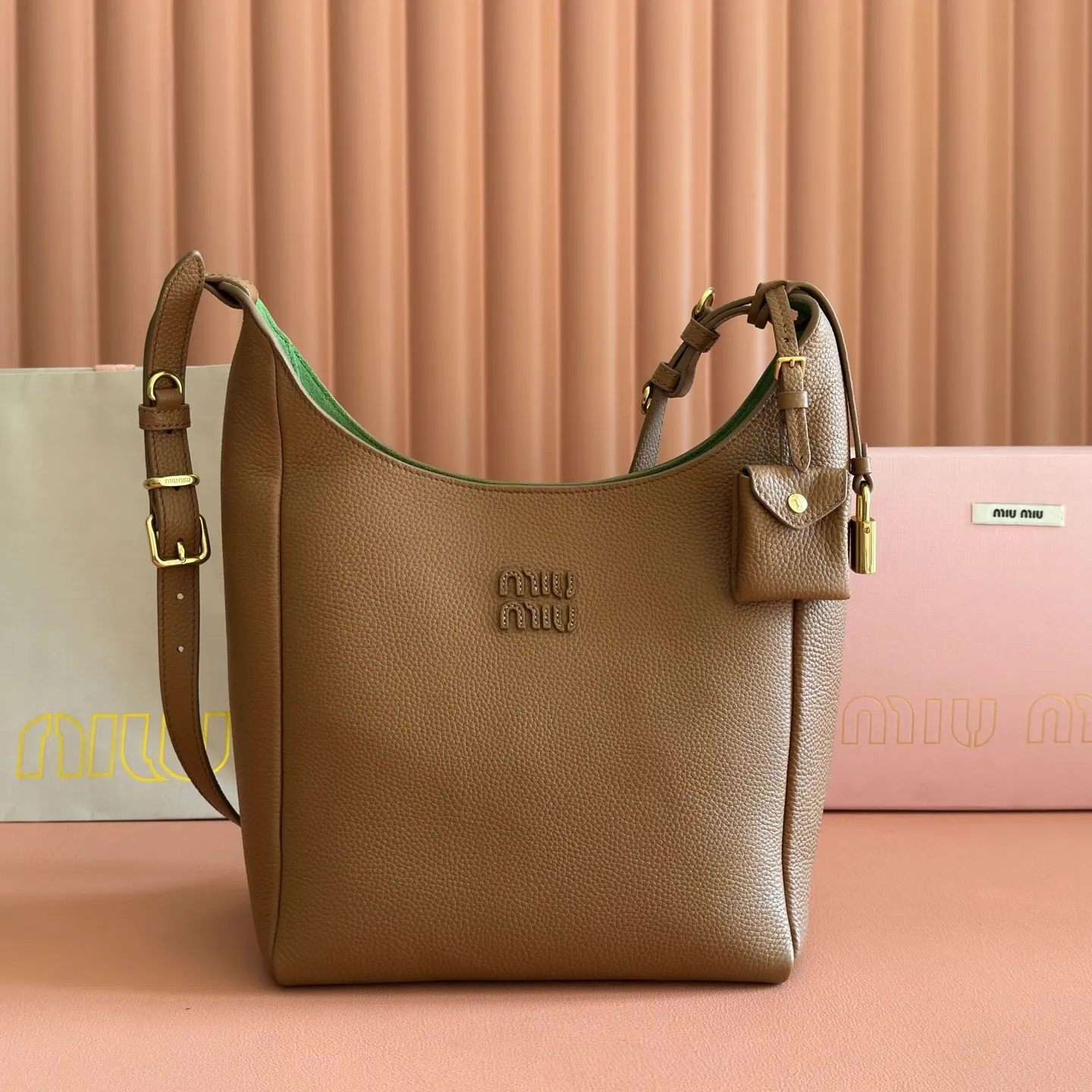 p1700💋💋💋【Special grade hardware original leather configuration counter full set packaging】25ss autumn and winter Isetan limited series Hobo's Isetan limited series, which is still indispensable in autumn and winter, has occupied a place in the fashion circle! The new Hobo bag has a unique design. The leather is soft and the grain is more wear-resistant and durable. The slender bag body increases the storage capacity. The adjustable shoulder strap supports one-shoulder cross-body wear. You can adjust it at will without worrying about height and weight. The bag is also equipped with a card holder padlock to increase the overall fashion sense. The multi-layer suction buckle design inside is strong and safe, suitable for commuting and travel✈️ Size: W23×H32×D12cm No.: 5BB098