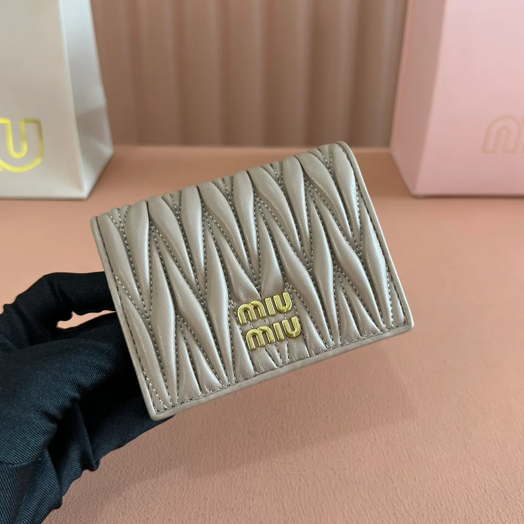 p460. 💋💋💋【Full set of packaging at the counter】🔥 MM latest version pocket wallet💗pocket Wallet💗New small wallet at the counter🔥Model: 5MV20 nude pink🆕🆕💃💃It is made of imported top-grade sheepskin inside and outside🐮💞Hundred-yuan bills, bank cards, coins, and change can all be stored in it💅💅Size: 11.5 X8 cm.