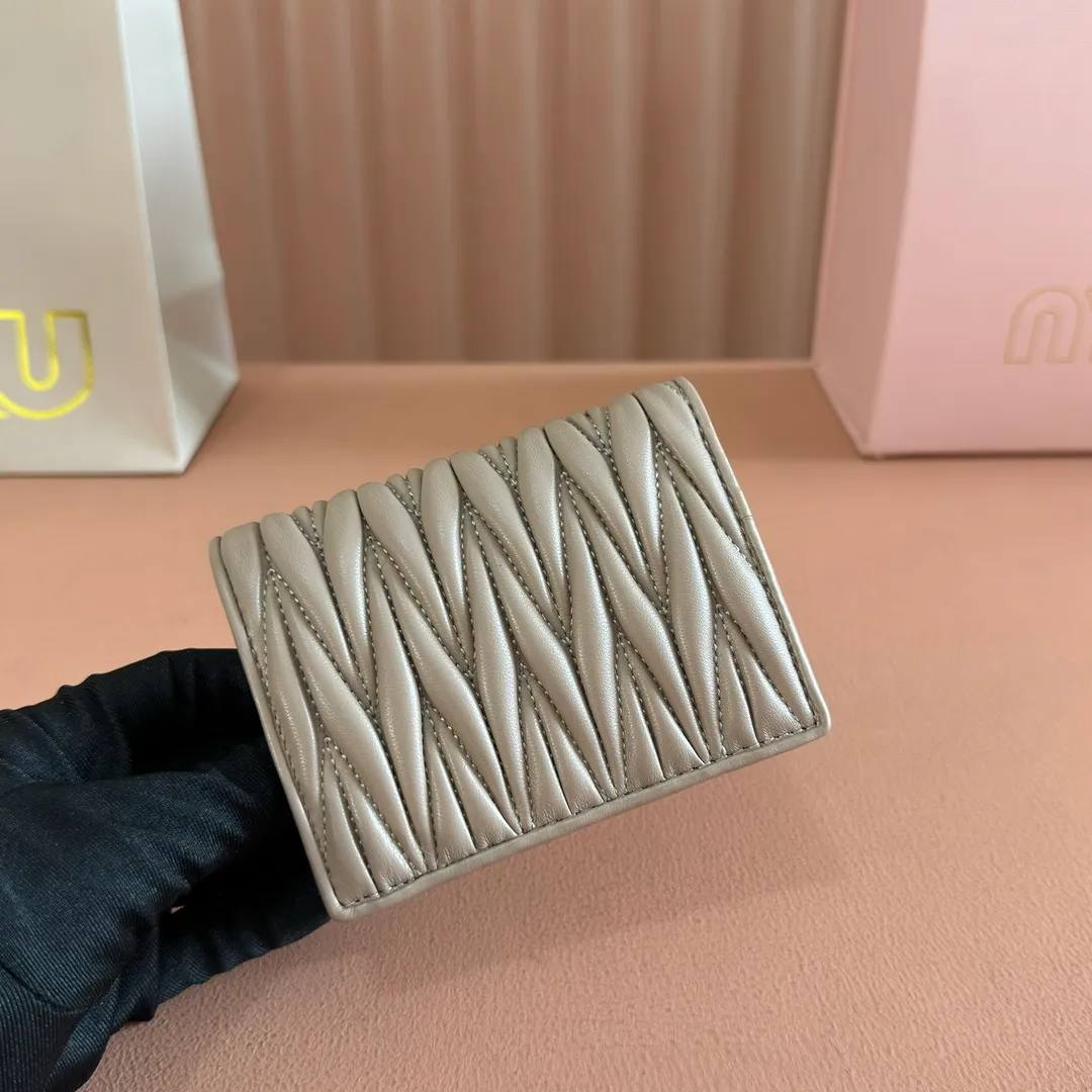 p460. 💋💋💋【Full set of packaging at the counter】🔥 MM latest version pocket wallet💗pocket Wallet💗New small wallet at the counter🔥Model: 5MV20 nude pink🆕🆕💃💃It is made of imported top-grade sheepskin inside and outside🐮💞Hundred-yuan bills, bank cards, coins, and change can all be stored in it💅💅Size: 11.5 X8 cm.