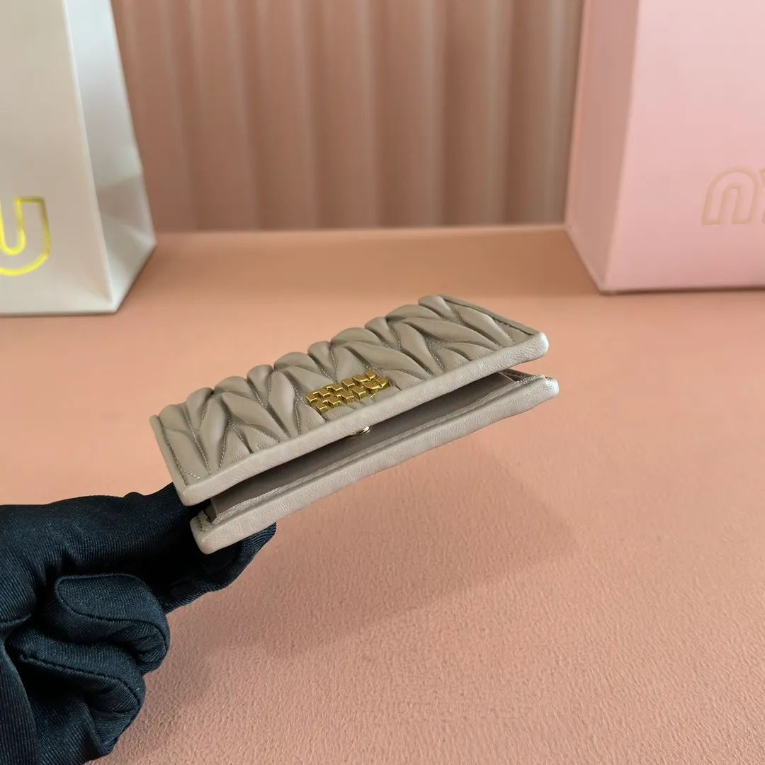 p460. 💋💋💋【Full set of packaging at the counter】🔥 MM latest version pocket wallet💗pocket Wallet💗New small wallet at the counter🔥Model: 5MV20 nude pink🆕🆕💃💃It is made of imported top-grade sheepskin inside and outside🐮💞Hundred-yuan bills, bank cards, coins, and change can all be stored in it💅💅Size: 11.5 X8 cm.