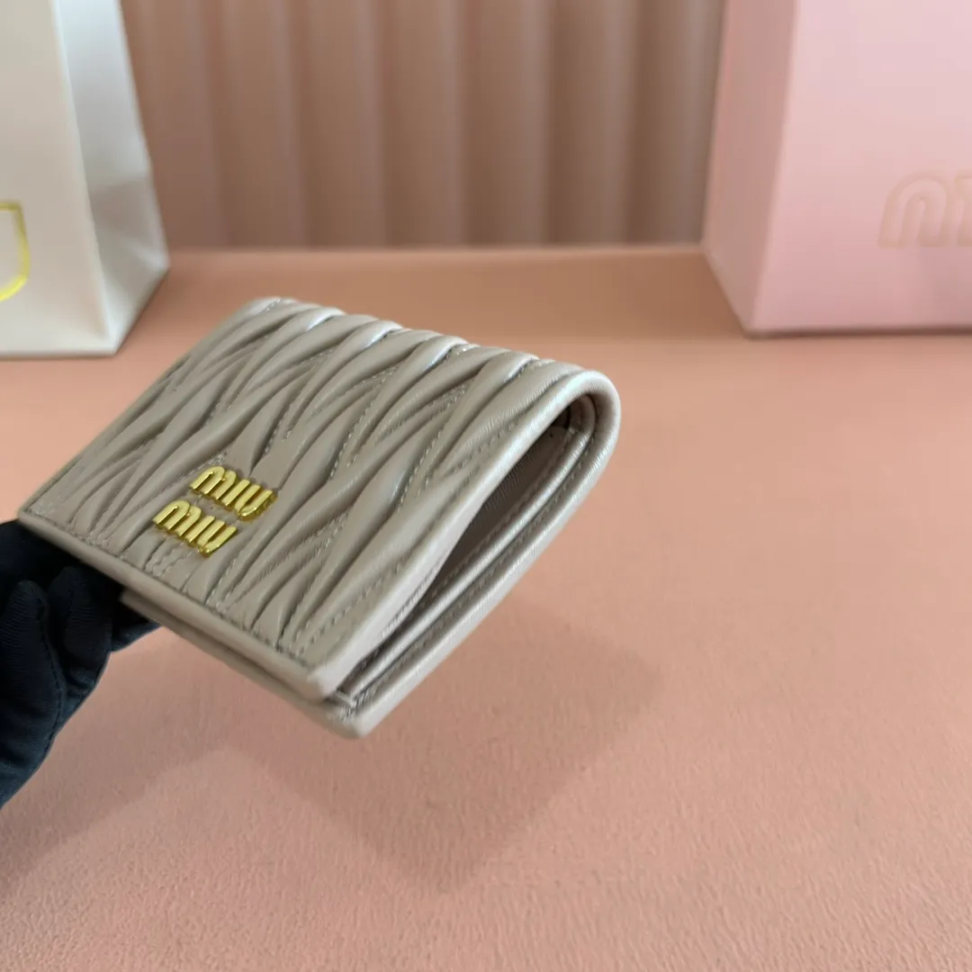 p460. 💋💋💋【Full set of packaging at the counter】🔥 MM latest version pocket wallet💗pocket Wallet💗New small wallet at the counter🔥Model: 5MV20 nude pink🆕🆕💃💃It is made of imported top-grade sheepskin inside and outside🐮💞Hundred-yuan bills, bank cards, coins, and change can all be stored in it💅💅Size: 11.5 X8 cm.