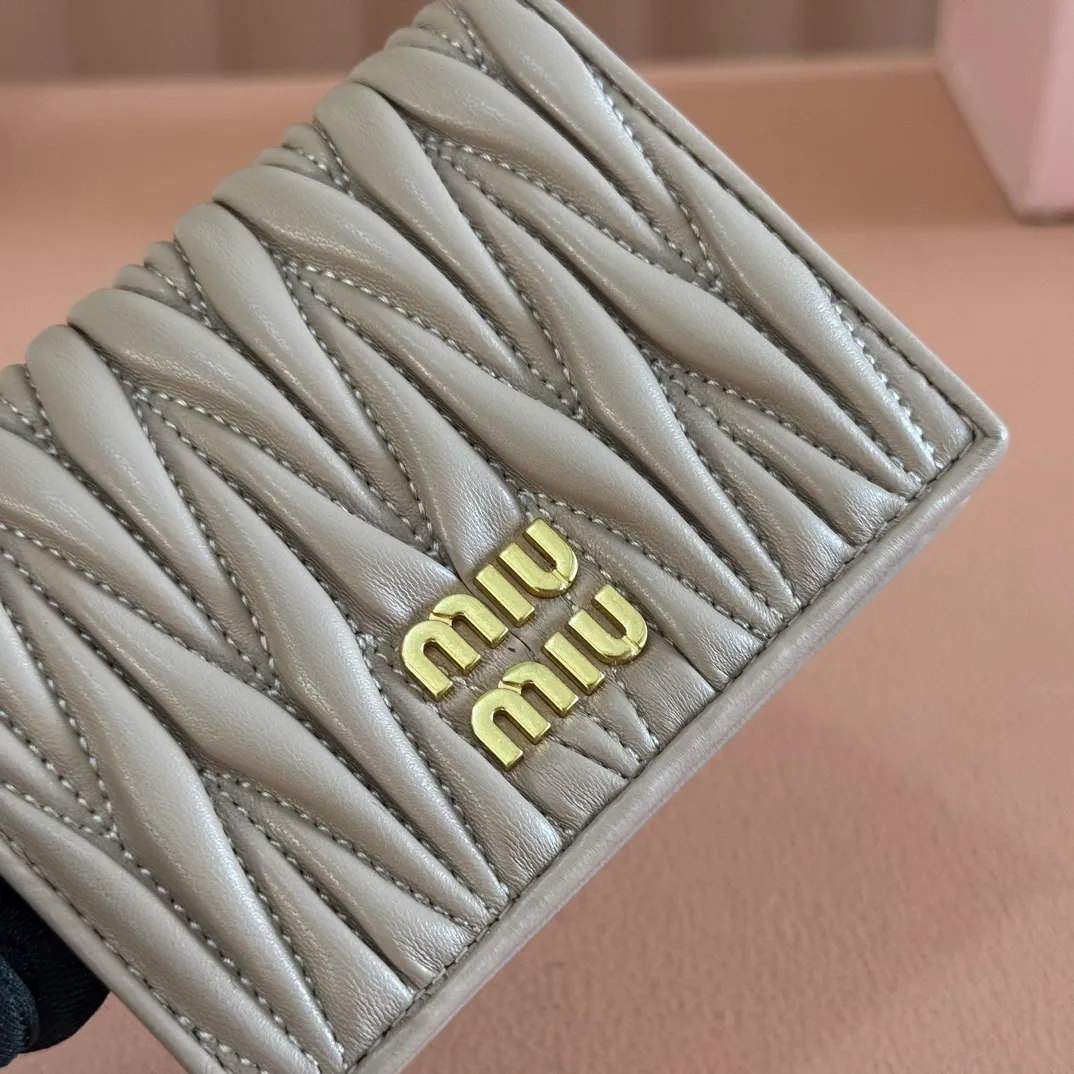 p460. 💋💋💋【Full set of packaging at the counter】🔥 MM latest version pocket wallet💗pocket Wallet💗New small wallet at the counter🔥Model: 5MV20 nude pink🆕🆕💃💃It is made of imported top-grade sheepskin inside and outside🐮💞Hundred-yuan bills, bank cards, coins, and change can all be stored in it💅💅Size: 11.5 X8 cm.