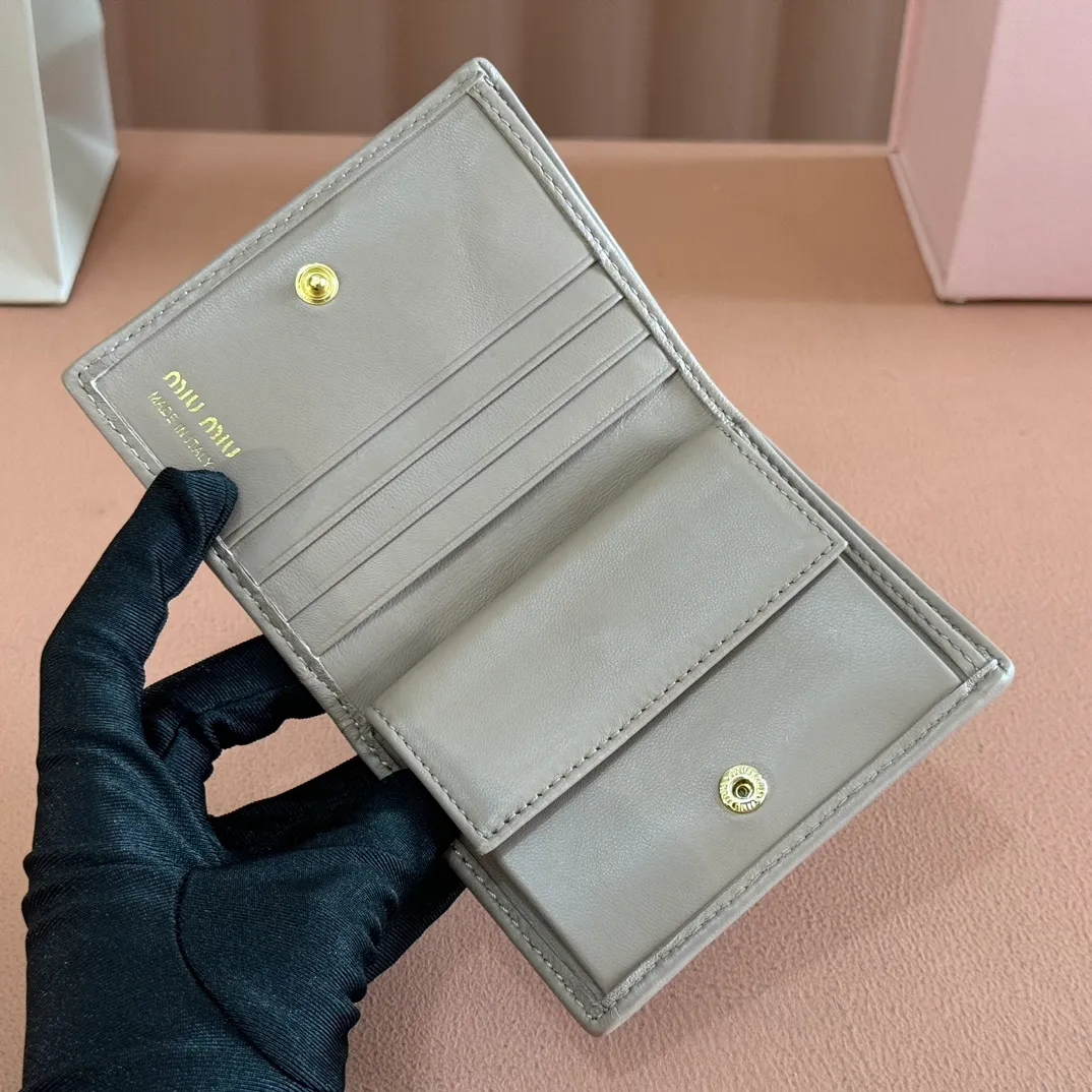 p460. 💋💋💋【Full set of packaging at the counter】🔥 MM latest version pocket wallet💗pocket Wallet💗New small wallet at the counter🔥Model: 5MV20 nude pink🆕🆕💃💃It is made of imported top-grade sheepskin inside and outside🐮💞Hundred-yuan bills, bank cards, coins, and change can all be stored in it💅💅Size: 11.5 X8 cm.