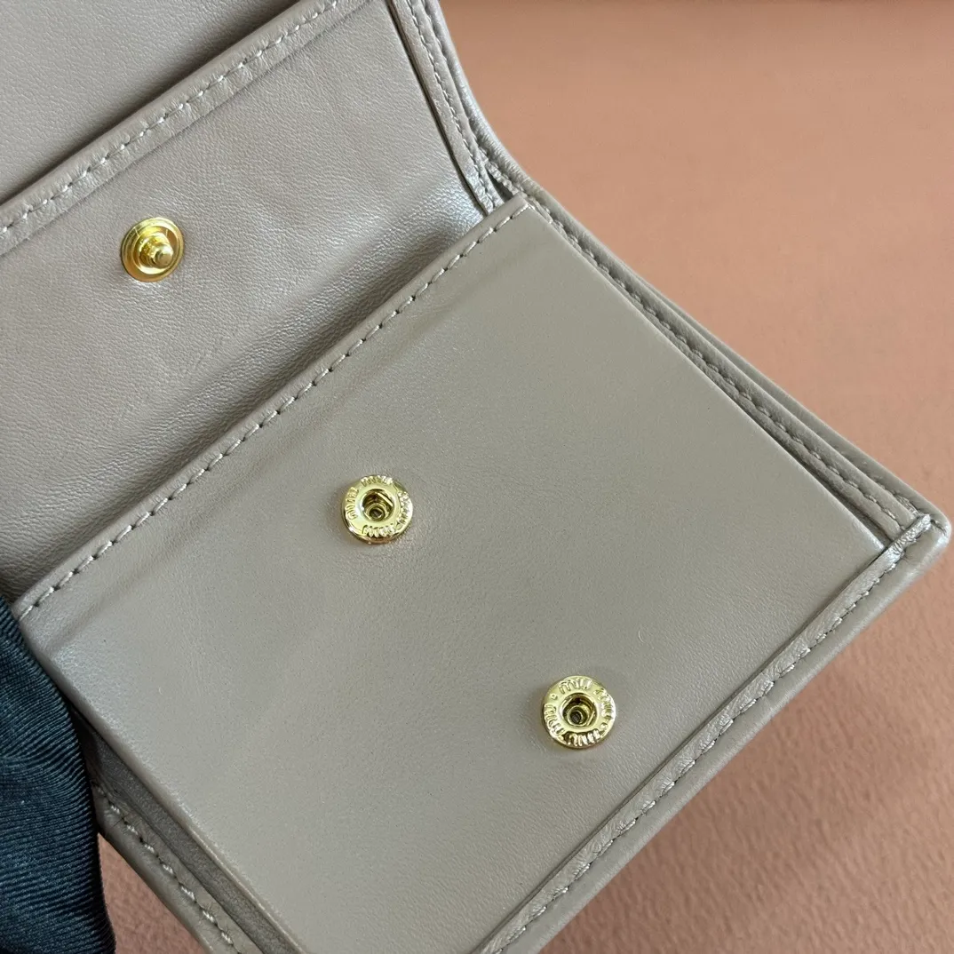 p460. 💋💋💋【Full set of packaging at the counter】🔥 MM latest version pocket wallet💗pocket Wallet💗New small wallet at the counter🔥Model: 5MV20 nude pink🆕🆕💃💃It is made of imported top-grade sheepskin inside and outside🐮💞Hundred-yuan bills, bank cards, coins, and change can all be stored in it💅💅Size: 11.5 X8 cm.