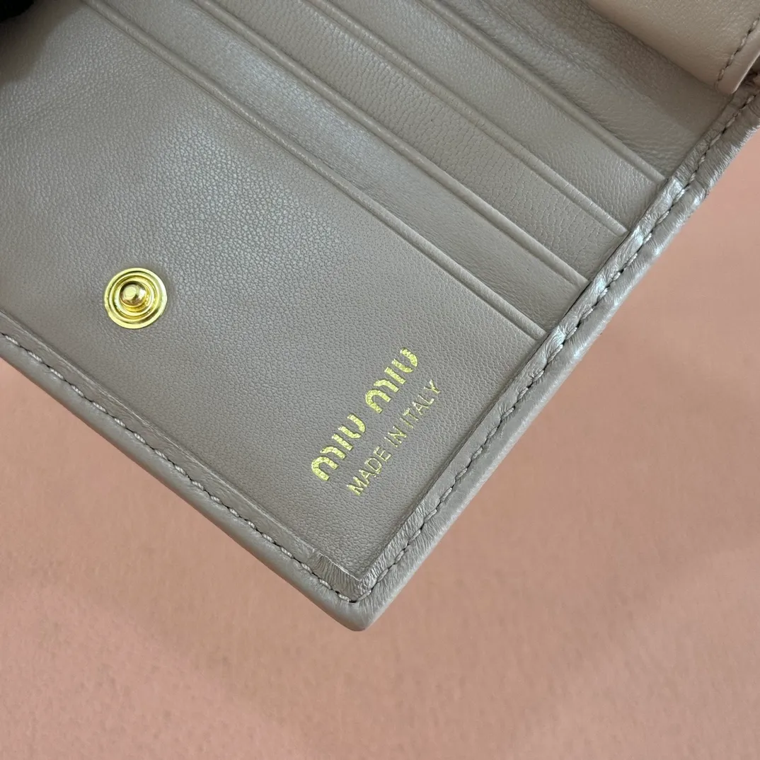p460. 💋💋💋【Full set of packaging at the counter】🔥 MM latest version pocket wallet💗pocket Wallet💗New small wallet at the counter🔥Model: 5MV20 nude pink🆕🆕💃💃It is made of imported top-grade sheepskin inside and outside🐮💞Hundred-yuan bills, bank cards, coins, and change can all be stored in it💅💅Size: 11.5 X8 cm.