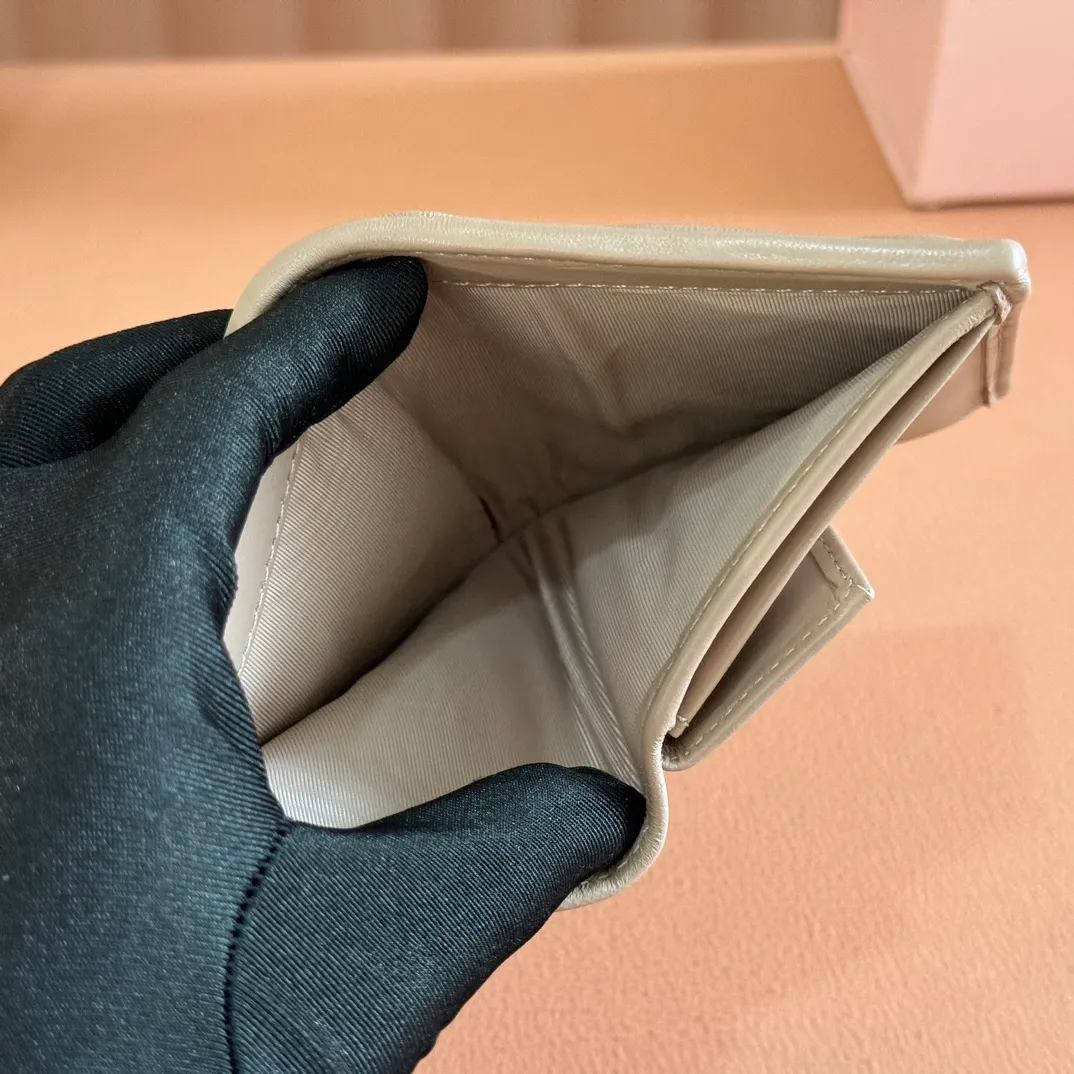 p460. 💋💋💋【Full set of packaging at the counter】🔥 MM latest version pocket wallet💗pocket Wallet💗New small wallet at the counter🔥Model: 5MV20 nude pink🆕🆕💃💃It is made of imported top-grade sheepskin inside and outside🐮💞Hundred-yuan bills, bank cards, coins, and change can all be stored in it💅💅Size: 11.5 X8 cm.