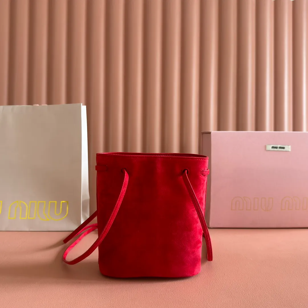 p1060💋💋💋 Equipped with a full set of packaging at the counter [Special grade hardware original leather] Nappa frosted leather mini handbag/shoulder bag This mini handbag is famous for the soft texture of Nappa sheepskin. Adjustable shoulder strap adds practical detail, while embossed letter logo adds classic style ~ Letter logo ~ Adjustable shoulder strap ~ Lined Dimensions: W14×H17×D6cm Number: 5NF460