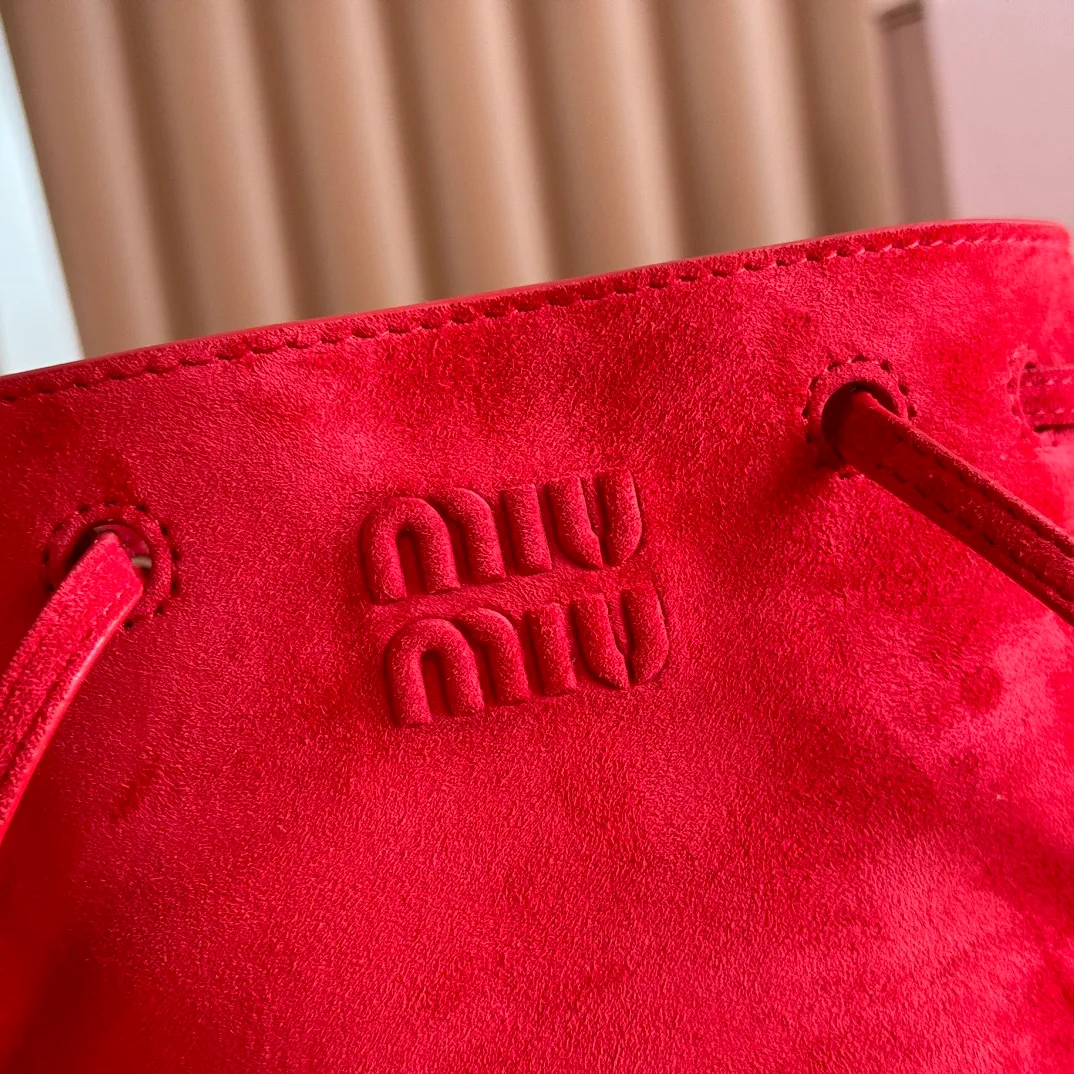 p1060💋💋💋 Equipped with a full set of packaging at the counter [Special grade hardware original leather] Nappa frosted leather mini handbag/shoulder bag This mini handbag is famous for the soft texture of Nappa sheepskin. Adjustable shoulder strap adds practical detail, while embossed letter logo adds classic style ~ Letter logo ~ Adjustable shoulder strap ~ Lined Dimensions: W14×H17×D6cm Number: 5NF460