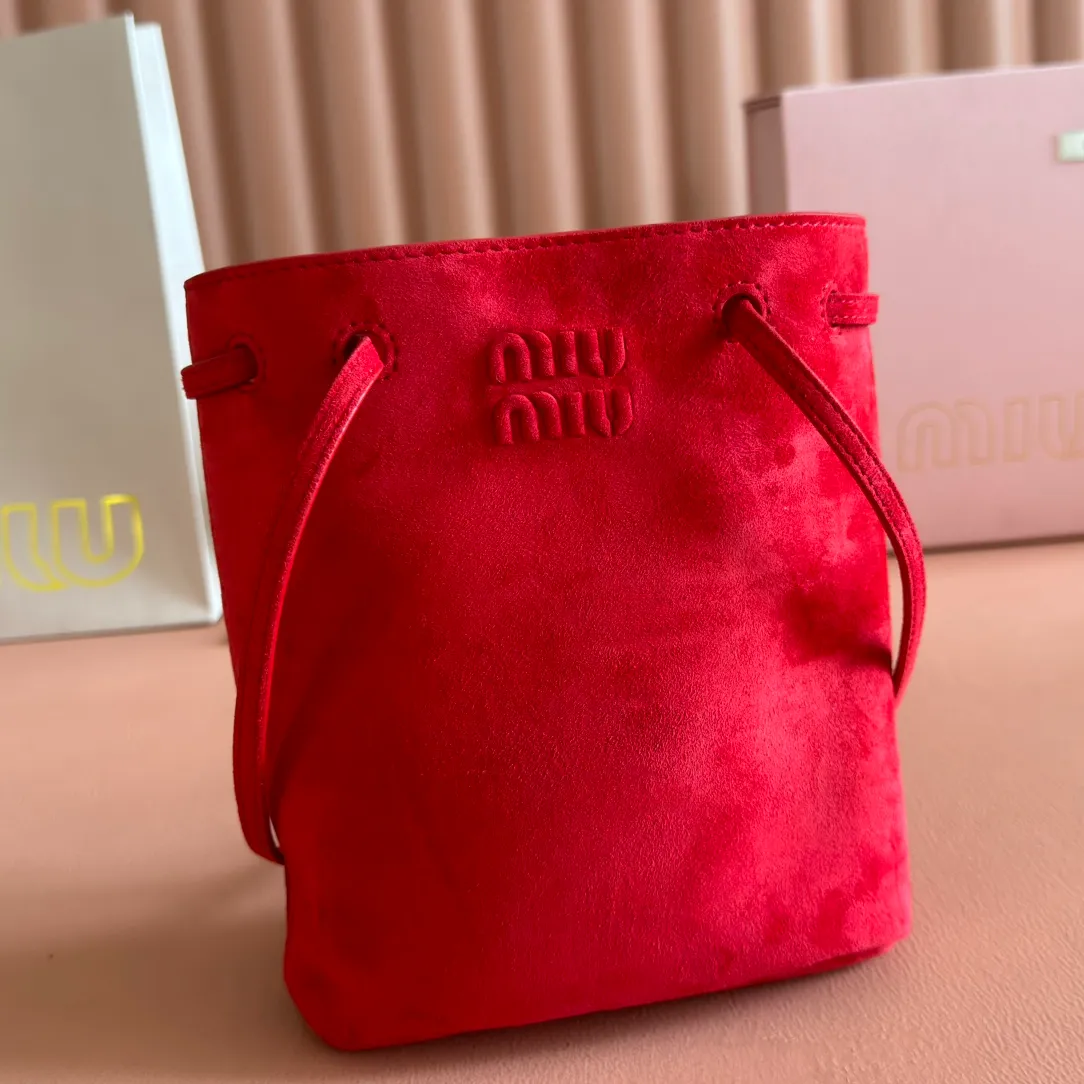 p1060💋💋💋 Equipped with a full set of packaging at the counter [Special grade hardware original leather] Nappa frosted leather mini handbag/shoulder bag This mini handbag is famous for the soft texture of Nappa sheepskin. Adjustable shoulder strap adds practical detail, while embossed letter logo adds classic style ~ Letter logo ~ Adjustable shoulder strap ~ Lined Dimensions: W14×H17×D6cm Number: 5NF460