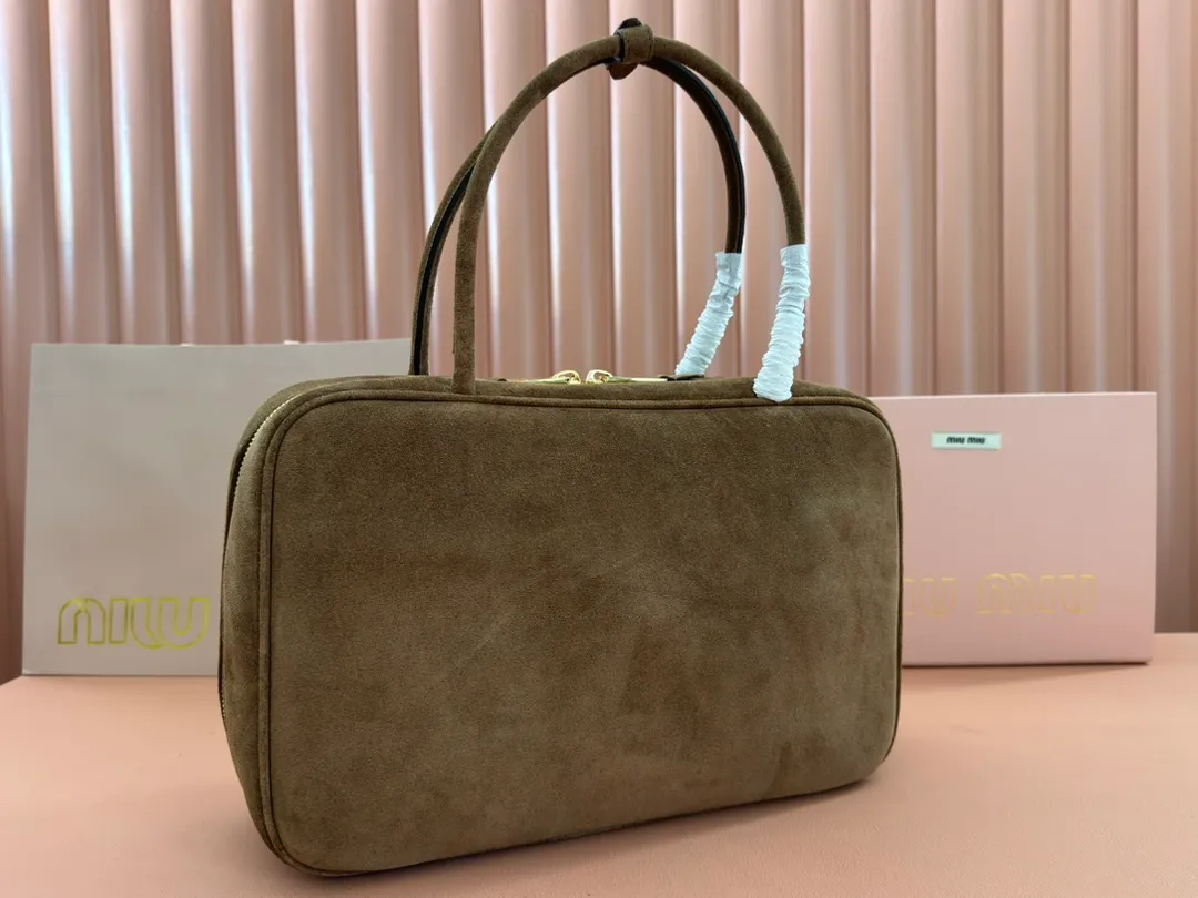 p1700. MIU's new product [original leather with counter packaging] Beau frosted leather handbag/shoulder bag ~ cocoa brown frosted [new version briefcase] 5bb117 This Beau handbag is made of soft and smooth cow leather, with exquisite details such as gold-plated hardware and accessories, and the embossed letter logo highlights the classic style. Size:W34×H23×D10cm