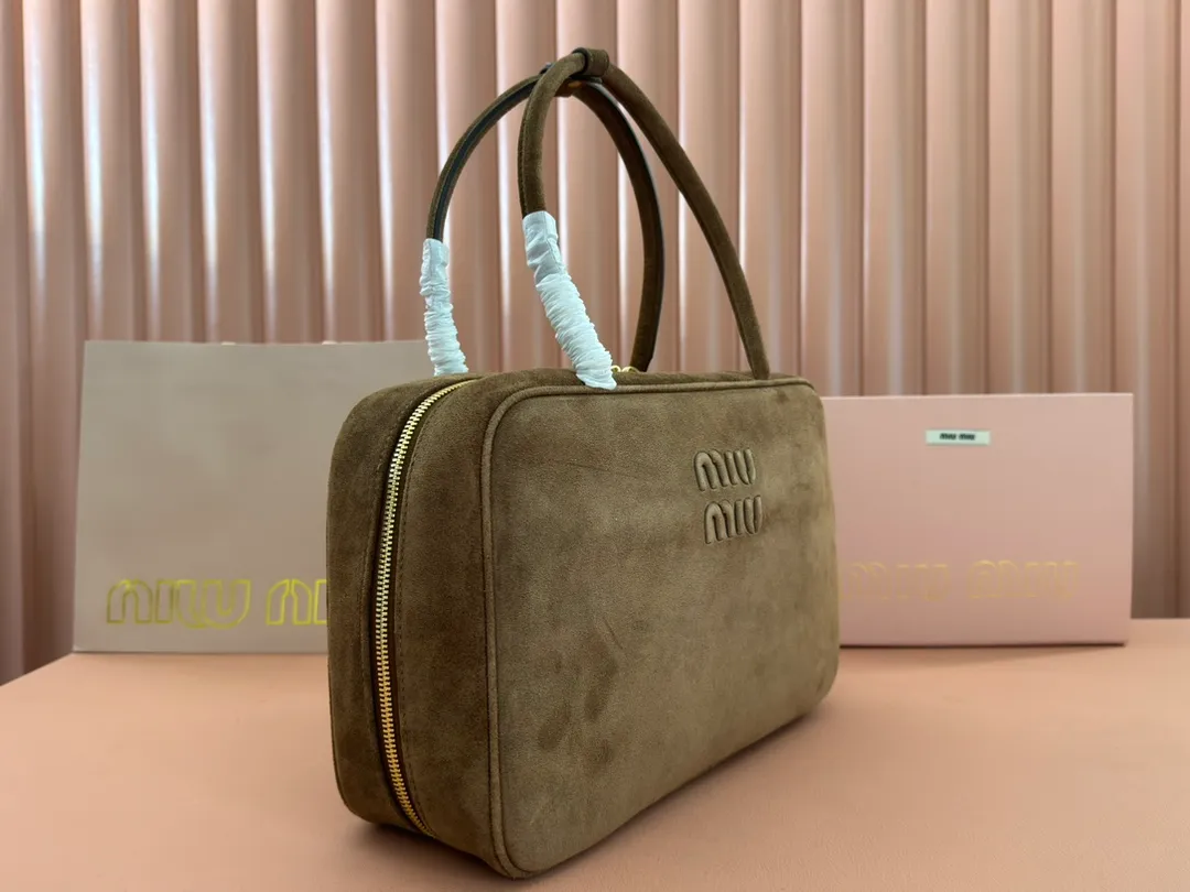 p1700. MIU's new product [original leather with counter packaging] Beau frosted leather handbag/shoulder bag ~ cocoa brown frosted [new version briefcase] 5bb117 This Beau handbag is made of soft and smooth cow leather, with exquisite details such as gold-plated hardware and accessories, and the embossed letter logo highlights the classic style. Size:W34×H23×D10cm