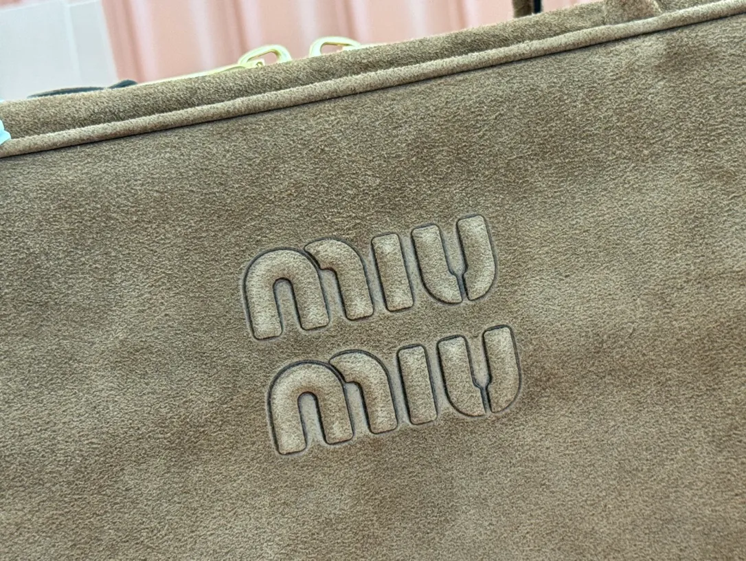 p1700. MIU's new product [original leather with counter packaging] Beau frosted leather handbag/shoulder bag ~ cocoa brown frosted [new version briefcase] 5bb117 This Beau handbag is made of soft and smooth cow leather, with exquisite details such as gold-plated hardware and accessories, and the embossed letter logo highlights the classic style. Size:W34×H23×D10cm