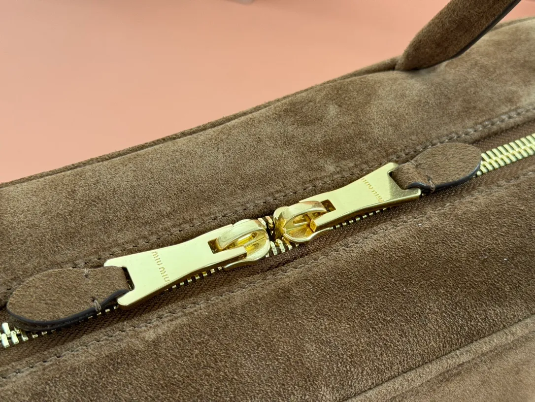 p1700. MIU's new product [original leather with counter packaging] Beau frosted leather handbag/shoulder bag ~ cocoa brown frosted [new version briefcase] 5bb117 This Beau handbag is made of soft and smooth cow leather, with exquisite details such as gold-plated hardware and accessories, and the embossed letter logo highlights the classic style. Size:W34×H23×D10cm
