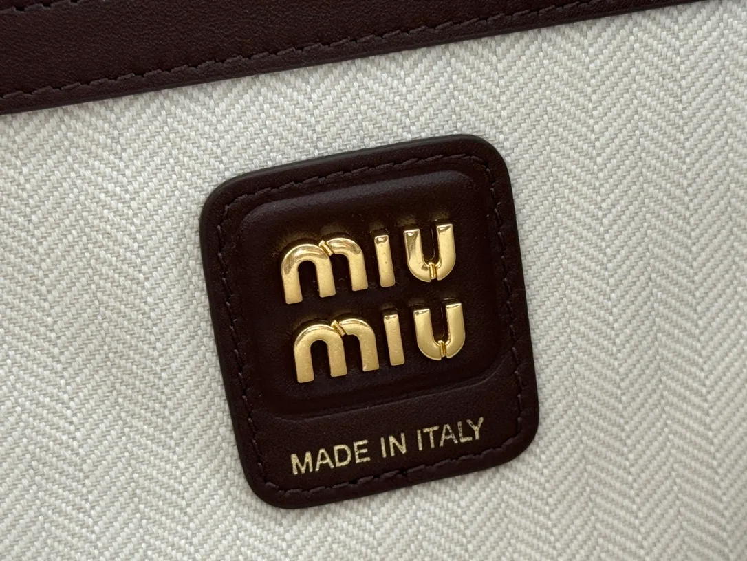 p1700. MIU's new product [original leather with counter packaging] Beau frosted leather handbag/shoulder bag ~ cocoa brown frosted [new version briefcase] 5bb117 This Beau handbag is made of soft and smooth cow leather, with exquisite details such as gold-plated hardware and accessories, and the embossed letter logo highlights the classic style. Size:W34×H23×D10cm