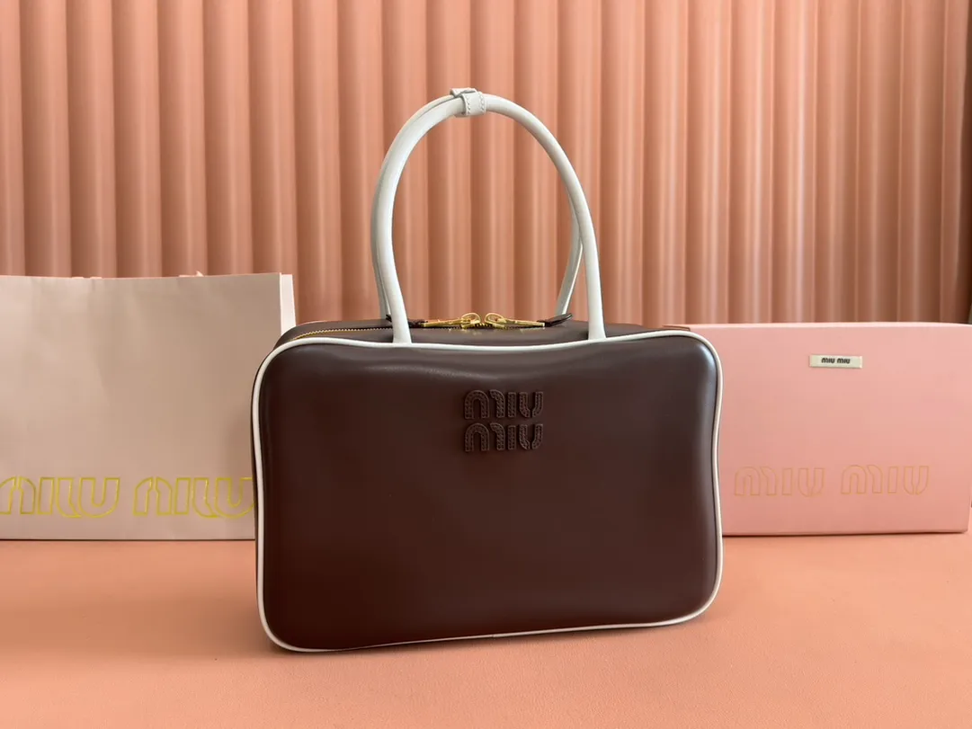 p1740💋💋💋 Equipped with a full set of packaging at the counter [Special grade hardware original leather] Beau cow leather color-blocked handbag/shoulder bag ~ Heather wood color with white [New version briefcase] This Beau handbag is made of soft and smooth cow leather, with exquisite details such as gold-plated hardware and accessories, and the embossed letter logo highlights the classic style. Size: W34×H23×D10cm No.: _5BB117
