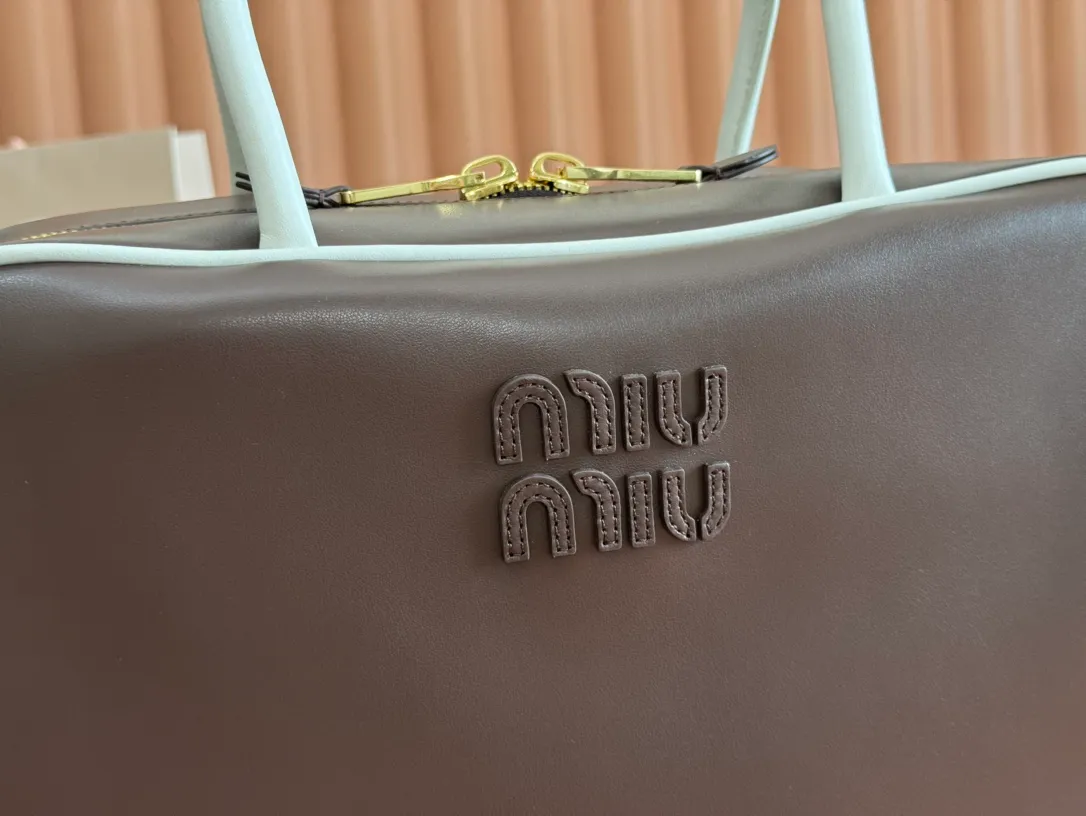 p1740💋💋💋 Equipped with a full set of packaging at the counter [Special grade hardware original leather] Beau cow leather color-blocked handbag/shoulder bag ~ Heather wood color with white [New version briefcase] This Beau handbag is made of soft and smooth cow leather, with exquisite details such as gold-plated hardware and accessories, and the embossed letter logo highlights the classic style. Size: W34×H23×D10cm No.: _5BB117