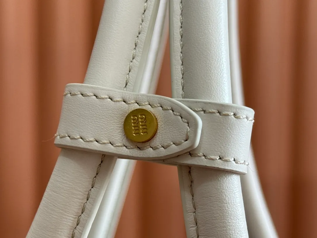 p1740💋💋💋 Equipped with a full set of packaging at the counter [Special grade hardware original leather] Beau cow leather color-blocked handbag/shoulder bag ~ Heather wood color with white [New version briefcase] This Beau handbag is made of soft and smooth cow leather, with exquisite details such as gold-plated hardware and accessories, and the embossed letter logo highlights the classic style. Size: W34×H23×D10cm No.: _5BB117