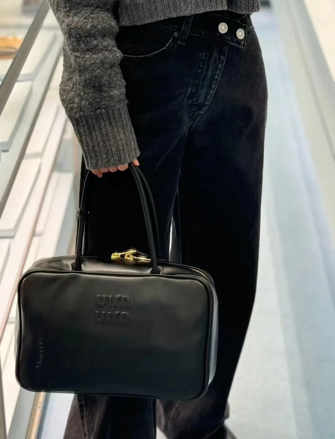p1900. MIU's new product [original leather with counter packaging] Beau cow leather handbag/shoulder bag ~ black [new version briefcase] This Beau handbag is made of soft and smooth cow leather, with exquisite details such as gold-plated hardware and accessories, and the embossed letter logo highlights the classic style. Size:W34×H23×D10cm