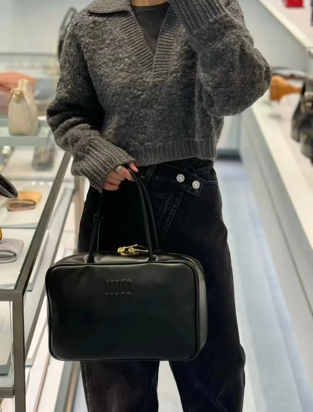 p1900. MIU's new product [original leather with counter packaging] Beau cow leather handbag/shoulder bag ~ black [new version briefcase] This Beau handbag is made of soft and smooth cow leather, with exquisite details such as gold-plated hardware and accessories, and the embossed letter logo highlights the classic style. Size:W34×H23×D10cm