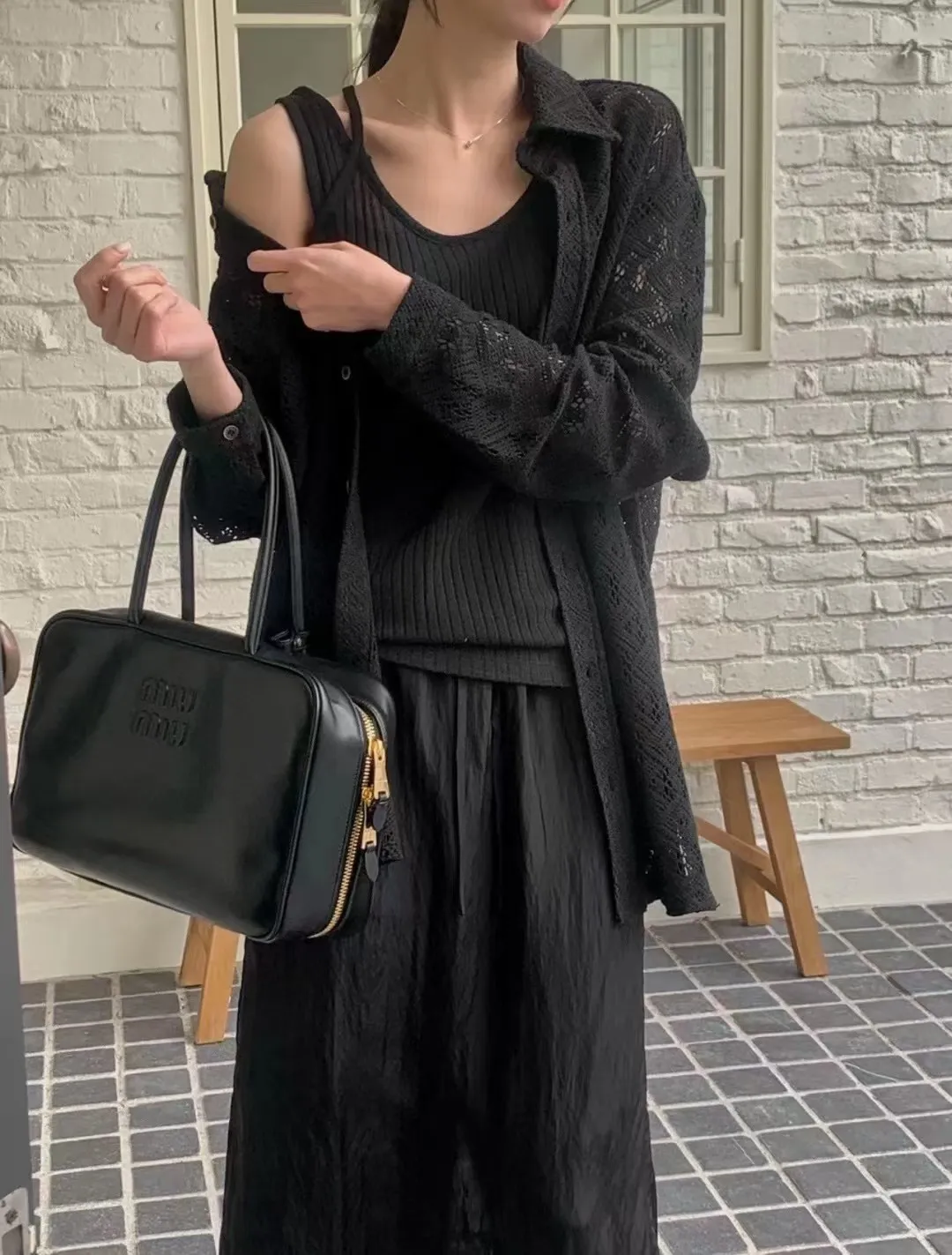 p1900. MIU's new product [original leather with counter packaging] Beau cow leather handbag/shoulder bag ~ black [new version briefcase] This Beau handbag is made of soft and smooth cow leather, with exquisite details such as gold-plated hardware and accessories, and the embossed letter logo highlights the classic style. Size:W34×H23×D10cm