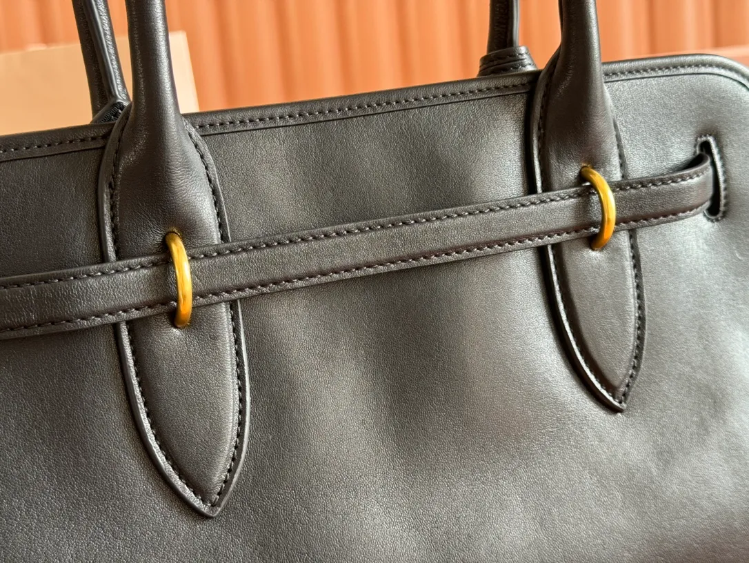 p2000💋💋💋【Full set of counter packaging】This sheepskin handbag is inspired by the brand's archive items. Its structure has been adjusted to become lighter and rejuvenate with a new personality, creating a classic bag with timeless charm. Decorated with an embossed letter logo for added brand recognition. Model: 5BG310 Size: W44×H22.5×D14.5cm Color: black/original leather. Made in Italy