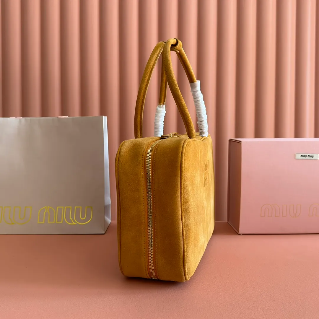 p1700. MIU new product [original leather with counter packaging] Beau frosted leather handbag/shoulder bag ~ yellow frosted [new version briefcase] 5bb117 This Beau handbag is made of soft and smooth cow leather, with exquisite details such as gold-plated hardware and accessories, and the embossed letter logo highlights the classic style. Size:W34×H23×D10cm