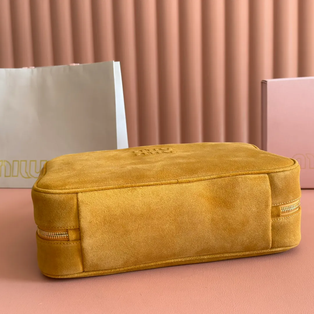 p1700. MIU new product [original leather with counter packaging] Beau frosted leather handbag/shoulder bag ~ yellow frosted [new version briefcase] 5bb117 This Beau handbag is made of soft and smooth cow leather, with exquisite details such as gold-plated hardware and accessories, and the embossed letter logo highlights the classic style. Size:W34×H23×D10cm