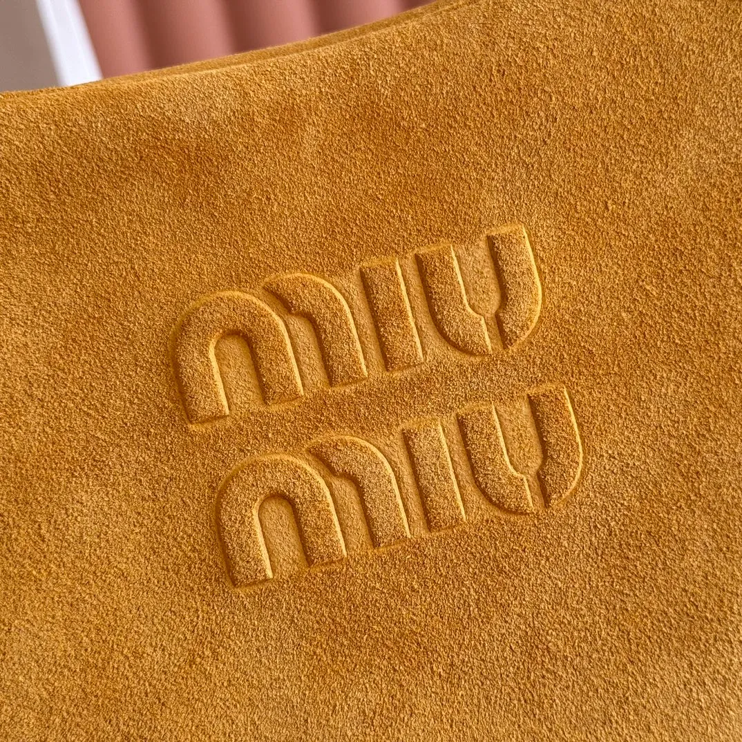 p1700. MIU new product [original leather with counter packaging] Beau frosted leather handbag/shoulder bag ~ yellow frosted [new version briefcase] 5bb117 This Beau handbag is made of soft and smooth cow leather, with exquisite details such as gold-plated hardware and accessories, and the embossed letter logo highlights the classic style. Size:W34×H23×D10cm