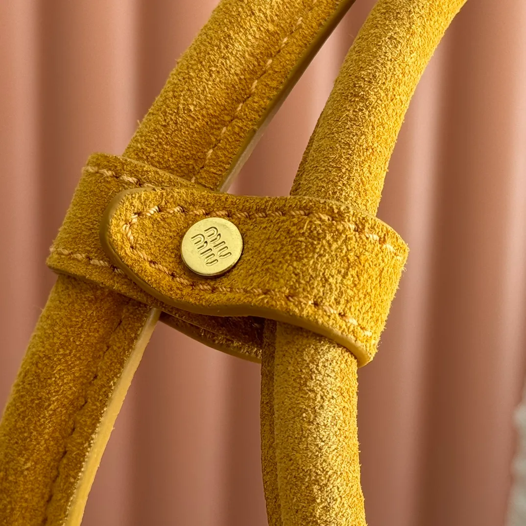 p1700. MIU new product [original leather with counter packaging] Beau frosted leather handbag/shoulder bag ~ yellow frosted [new version briefcase] 5bb117 This Beau handbag is made of soft and smooth cow leather, with exquisite details such as gold-plated hardware and accessories, and the embossed letter logo highlights the classic style. Size:W34×H23×D10cm