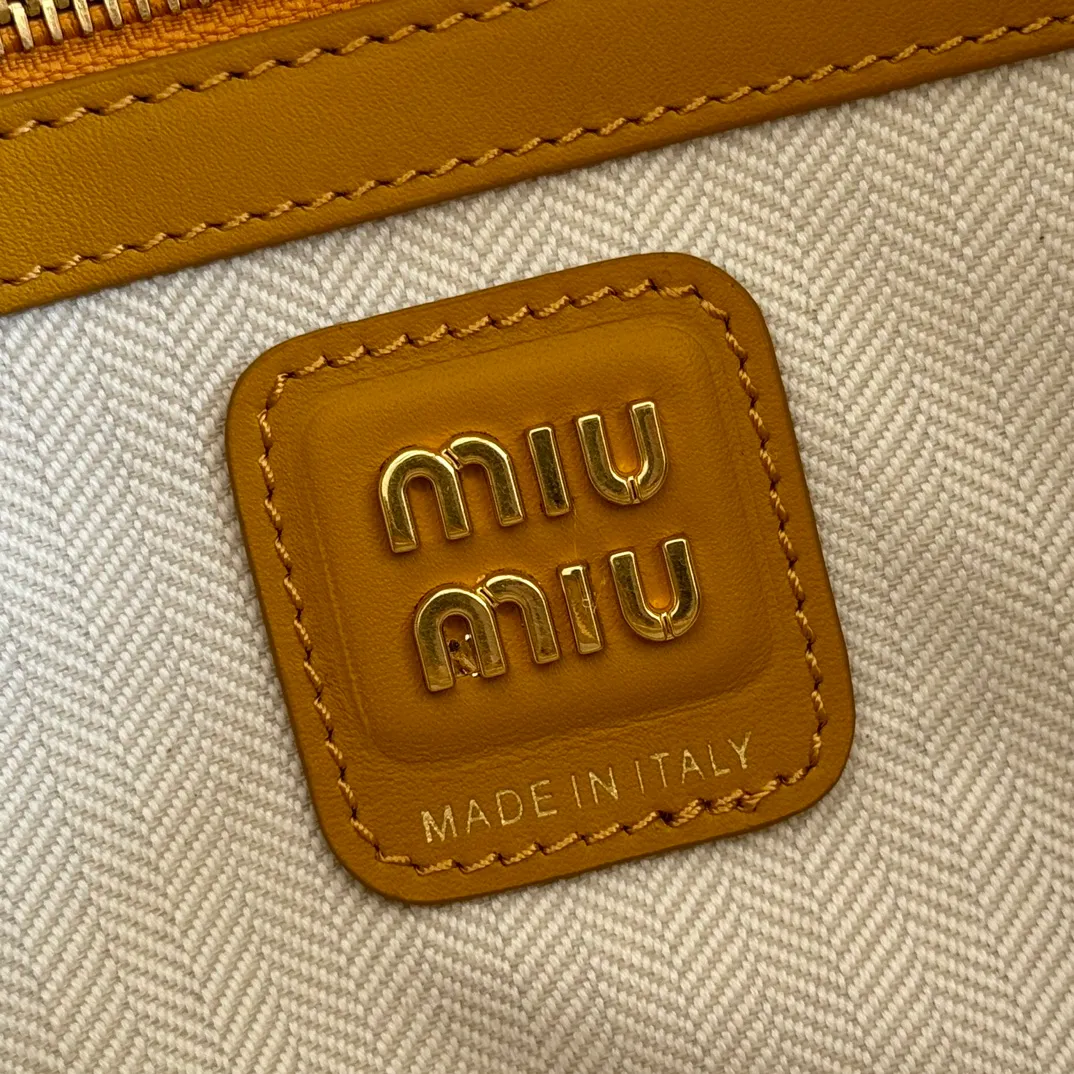p1700. MIU new product [original leather with counter packaging] Beau frosted leather handbag/shoulder bag ~ yellow frosted [new version briefcase] 5bb117 This Beau handbag is made of soft and smooth cow leather, with exquisite details such as gold-plated hardware and accessories, and the embossed letter logo highlights the classic style. Size:W34×H23×D10cm