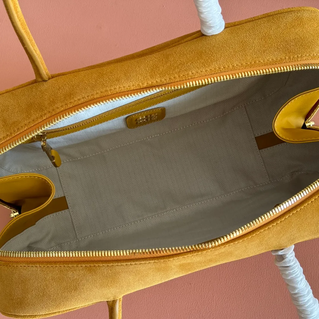 p1700. MIU new product [original leather with counter packaging] Beau frosted leather handbag/shoulder bag ~ yellow frosted [new version briefcase] 5bb117 This Beau handbag is made of soft and smooth cow leather, with exquisite details such as gold-plated hardware and accessories, and the embossed letter logo highlights the classic style. Size:W34×H23×D10cm