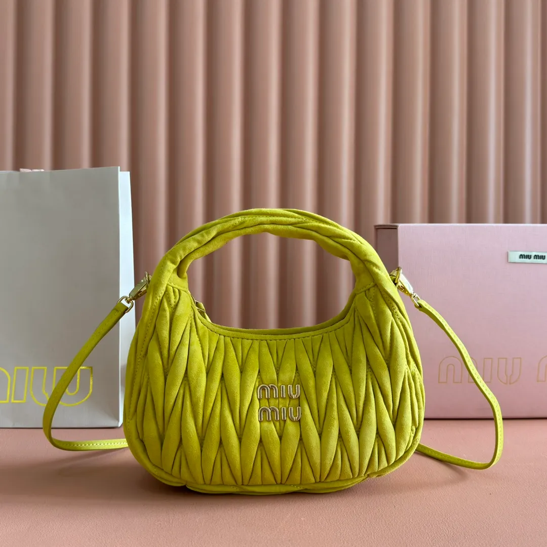 p1560💋💋💋[Full set of packaging at the counter] 5BC125: MiuMiu's new MiuWander suede leather handbag, this year's super popular deerskin material, a must-have item for autumn and winter, retro frosted hardware, using round curves to retain the playful feel it should have, the overall shape of the bag is stiff and stylish, full of personality, can be sweet or salty, the capacity can be light, size: 23X13X7