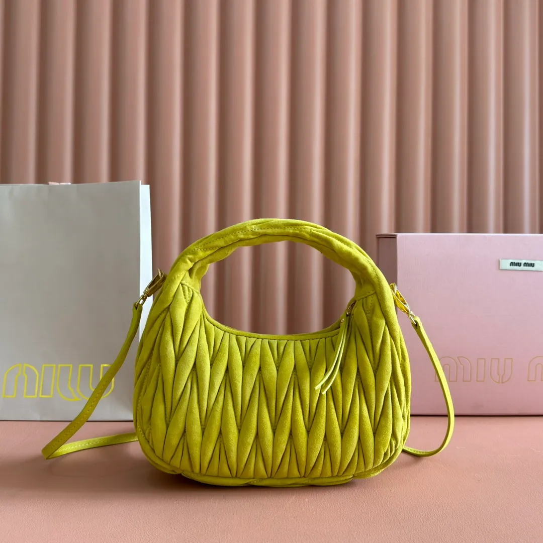 p1560💋💋💋[Full set of packaging at the counter] 5BC125: MiuMiu's new MiuWander suede leather handbag, this year's super popular deerskin material, a must-have item for autumn and winter, retro frosted hardware, using round curves to retain the playful feel it should have, the overall shape of the bag is stiff and stylish, full of personality, can be sweet or salty, the capacity can be light, size: 23X13X7