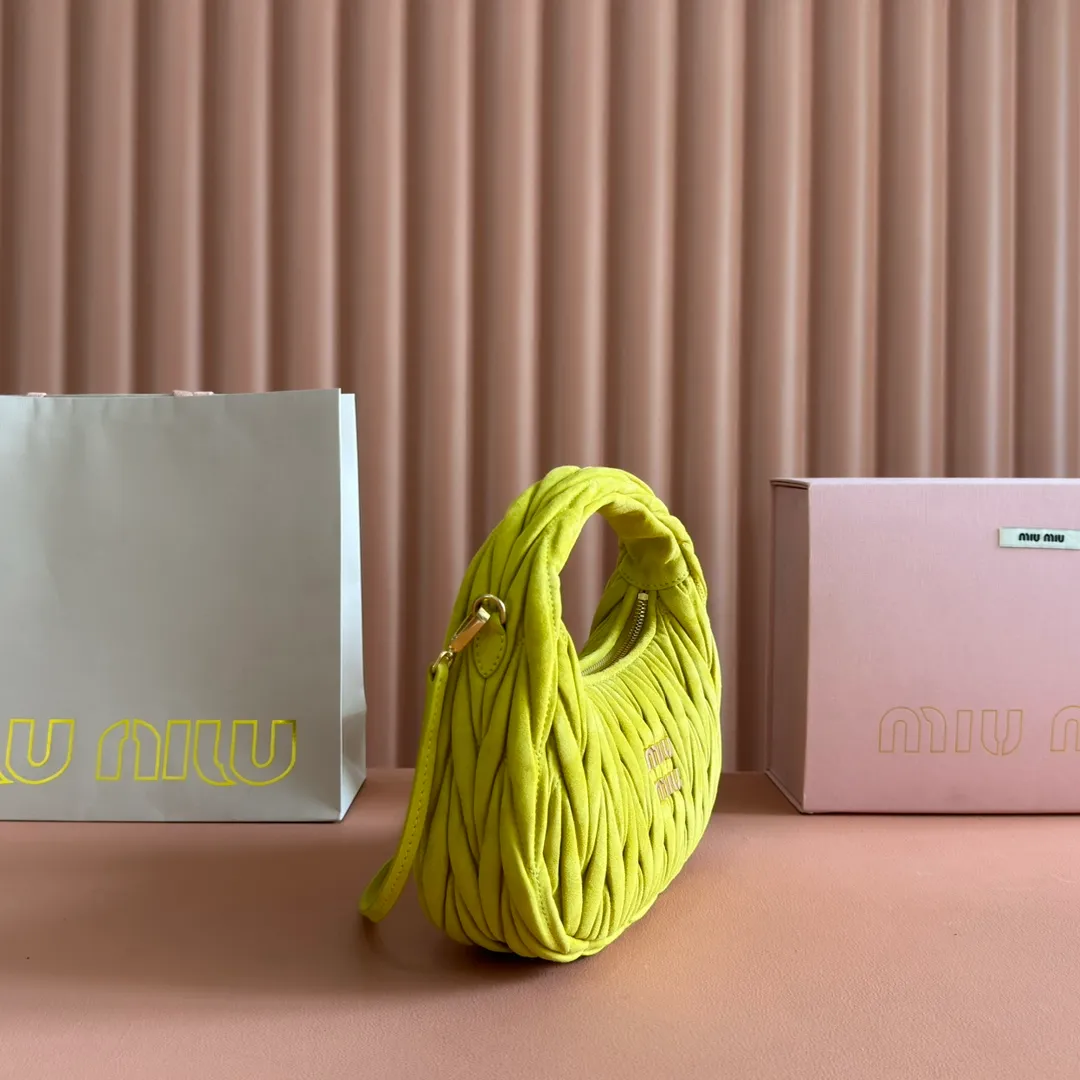 p1560💋💋💋[Full set of packaging at the counter] 5BC125: MiuMiu's new MiuWander suede leather handbag, this year's super popular deerskin material, a must-have item for autumn and winter, retro frosted hardware, using round curves to retain the playful feel it should have, the overall shape of the bag is stiff and stylish, full of personality, can be sweet or salty, the capacity can be light, size: 23X13X7