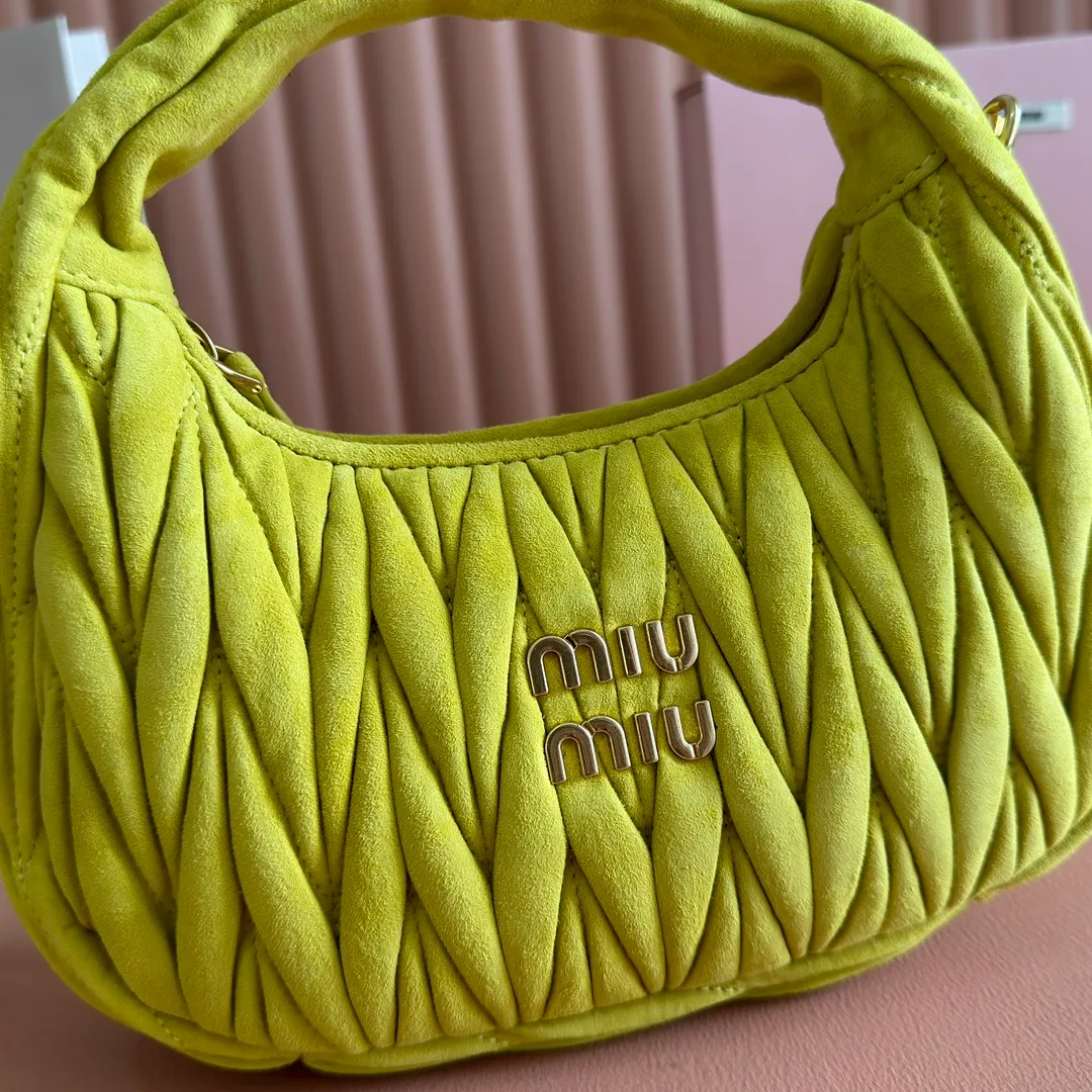 p1560💋💋💋[Full set of packaging at the counter] 5BC125: MiuMiu's new MiuWander suede leather handbag, this year's super popular deerskin material, a must-have item for autumn and winter, retro frosted hardware, using round curves to retain the playful feel it should have, the overall shape of the bag is stiff and stylish, full of personality, can be sweet or salty, the capacity can be light, size: 23X13X7